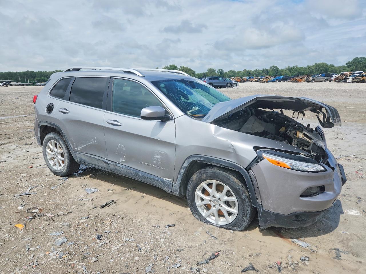 2015 Jeep Cherokee Latitude Silver vin: 1C4PJMCB4FW557550