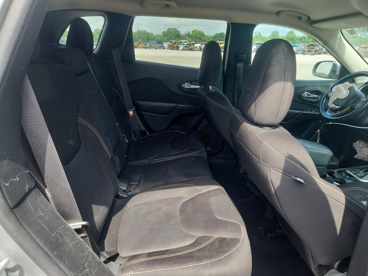 2015 Jeep Cherokee Latitude Silver vin: 1C4PJMCB4FW557550