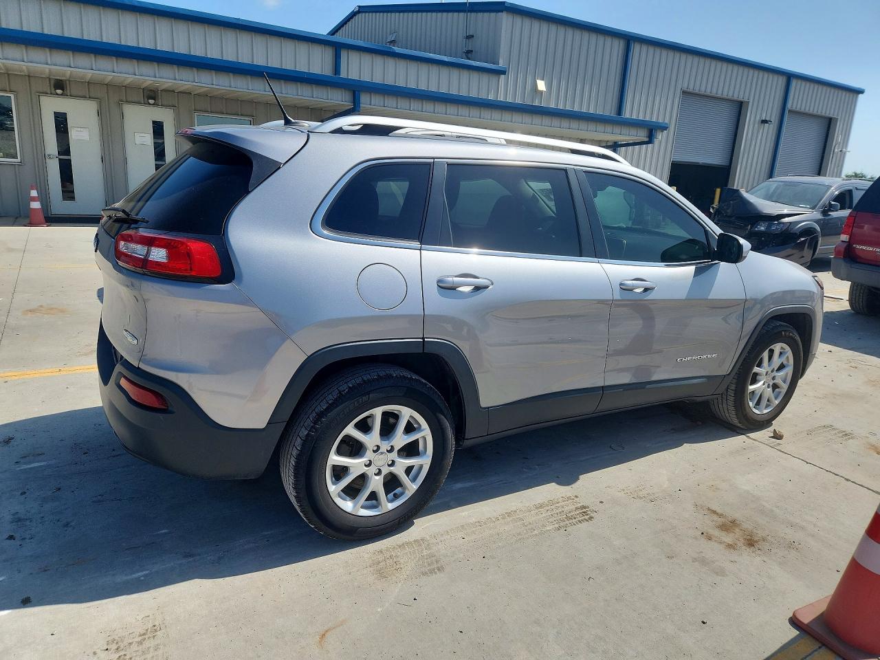 2015 Jeep Cherokee Latitude Silver vin: 1C4PJMCB4FW571688