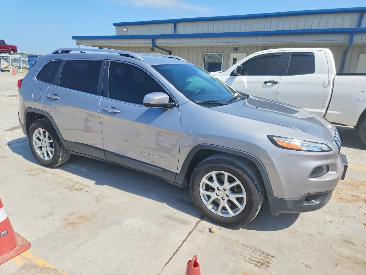 2015 Jeep Cherokee Latitude Silver vin: 1C4PJMCB4FW571688