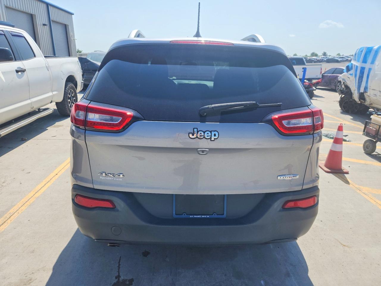 2015 Jeep Cherokee Latitude Silver vin: 1C4PJMCB4FW571688