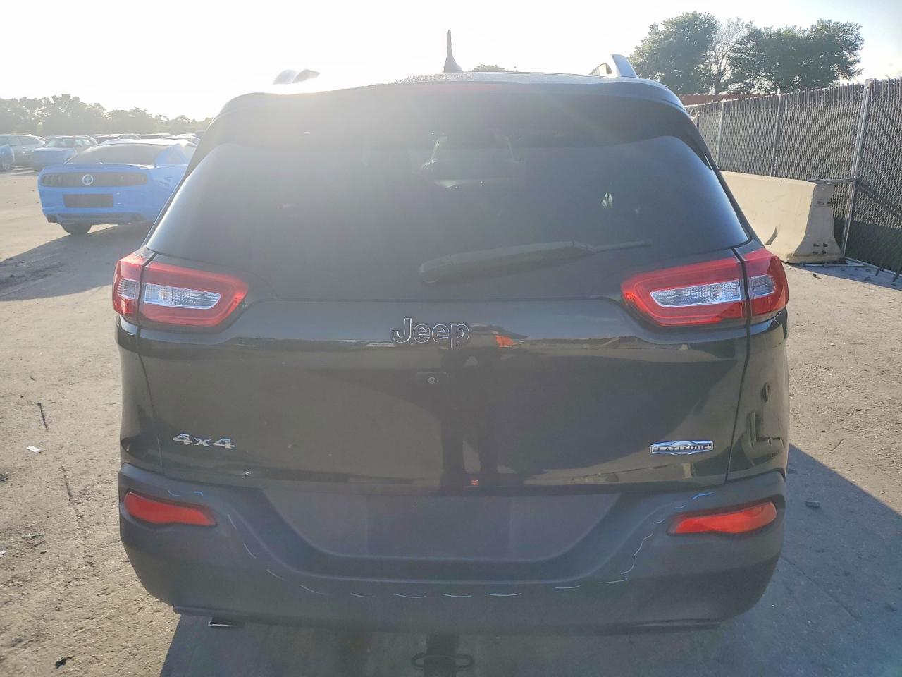 2015 Jeep Cherokee Latitude Black vin: 1C4PJMCB4FW715224