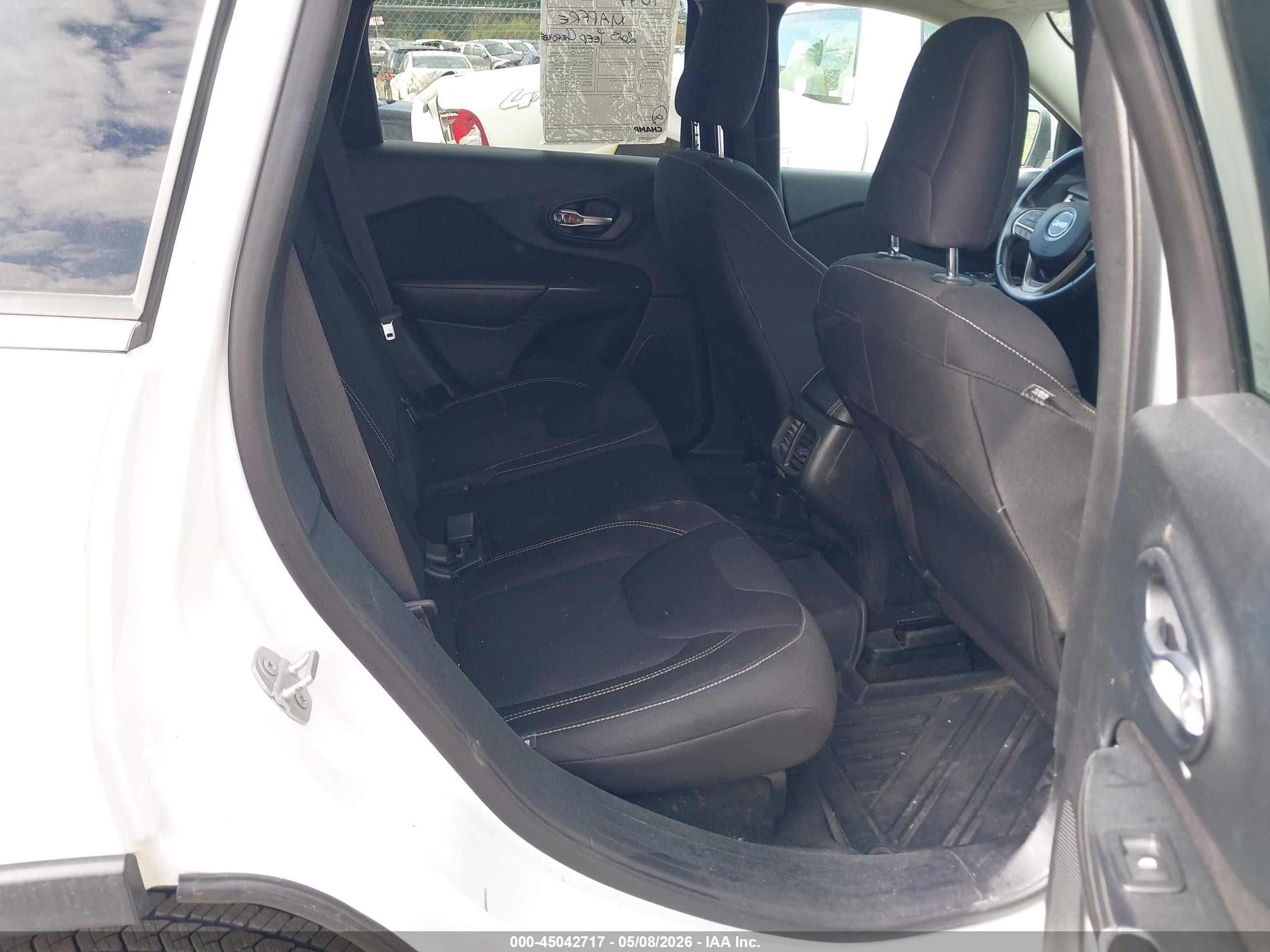 2015 Jeep Cherokee Latitude White vin: 1C4PJMCB4FW734548