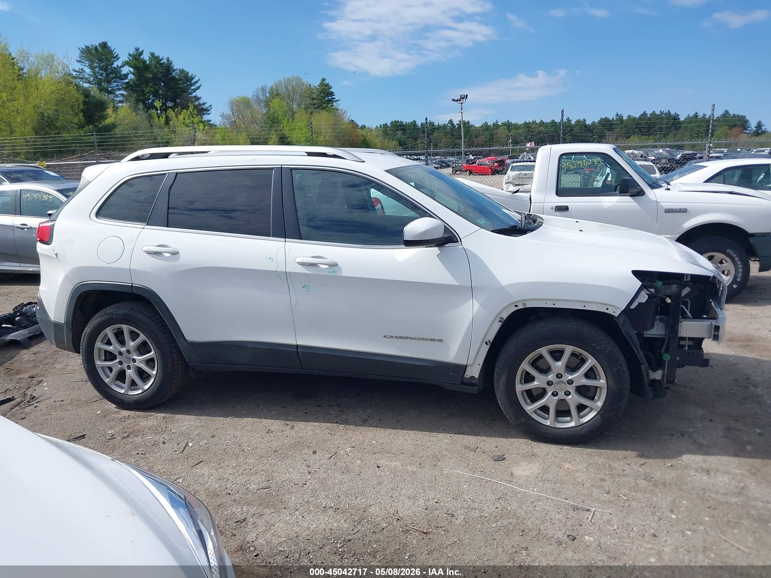 2015 Jeep Cherokee Latitude White vin: 1C4PJMCB4FW734548
