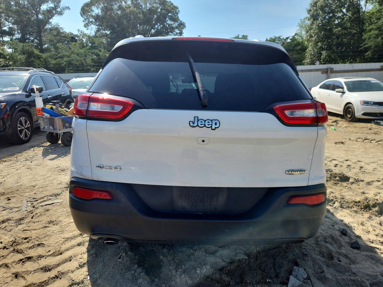 2015 Jeep Cherokee Latitude White vin: 1C4PJMCB4FW793194