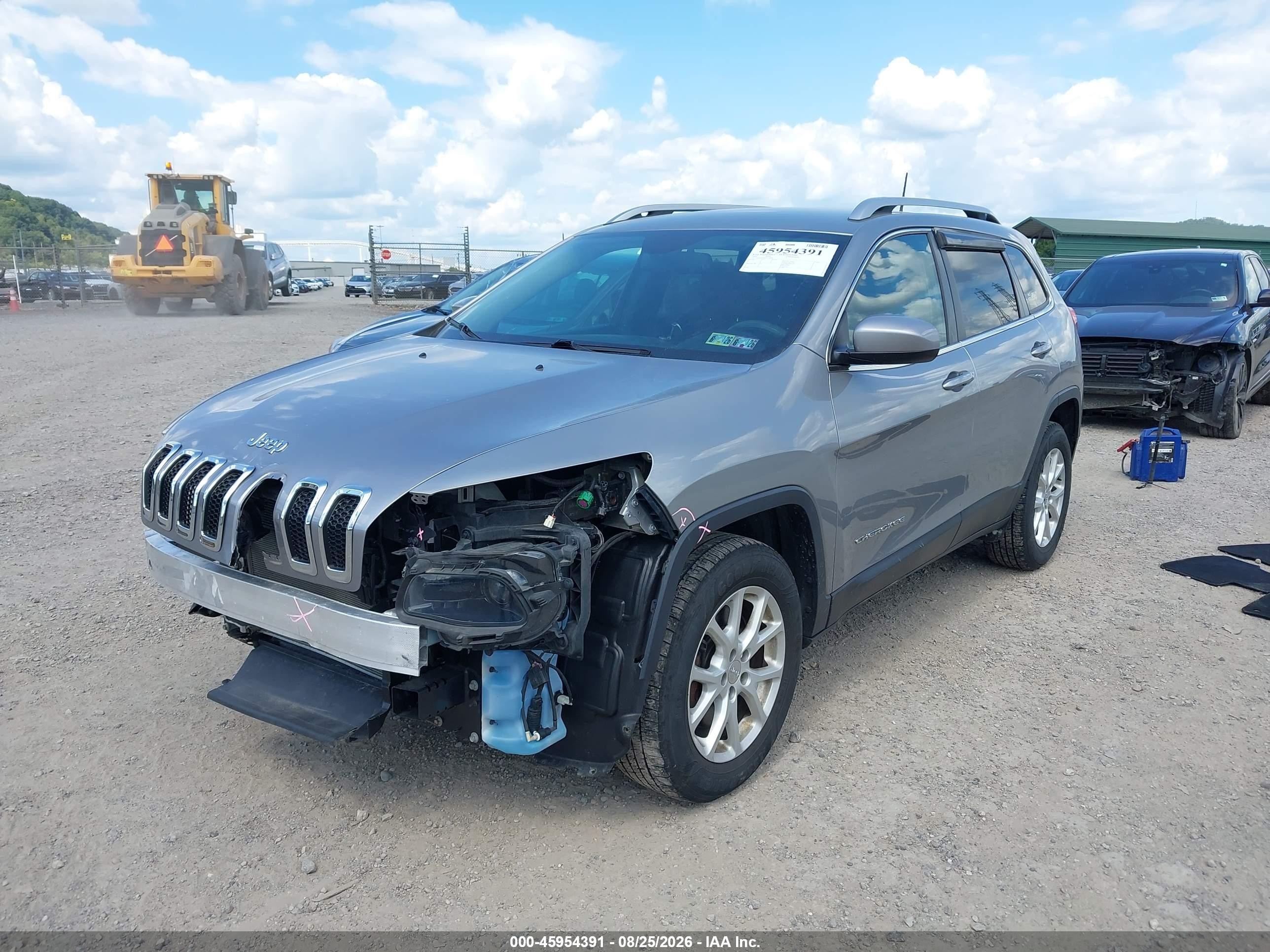2016 Jeep Cherokee Latitude Silver vin: 1C4PJMCB4GW218661