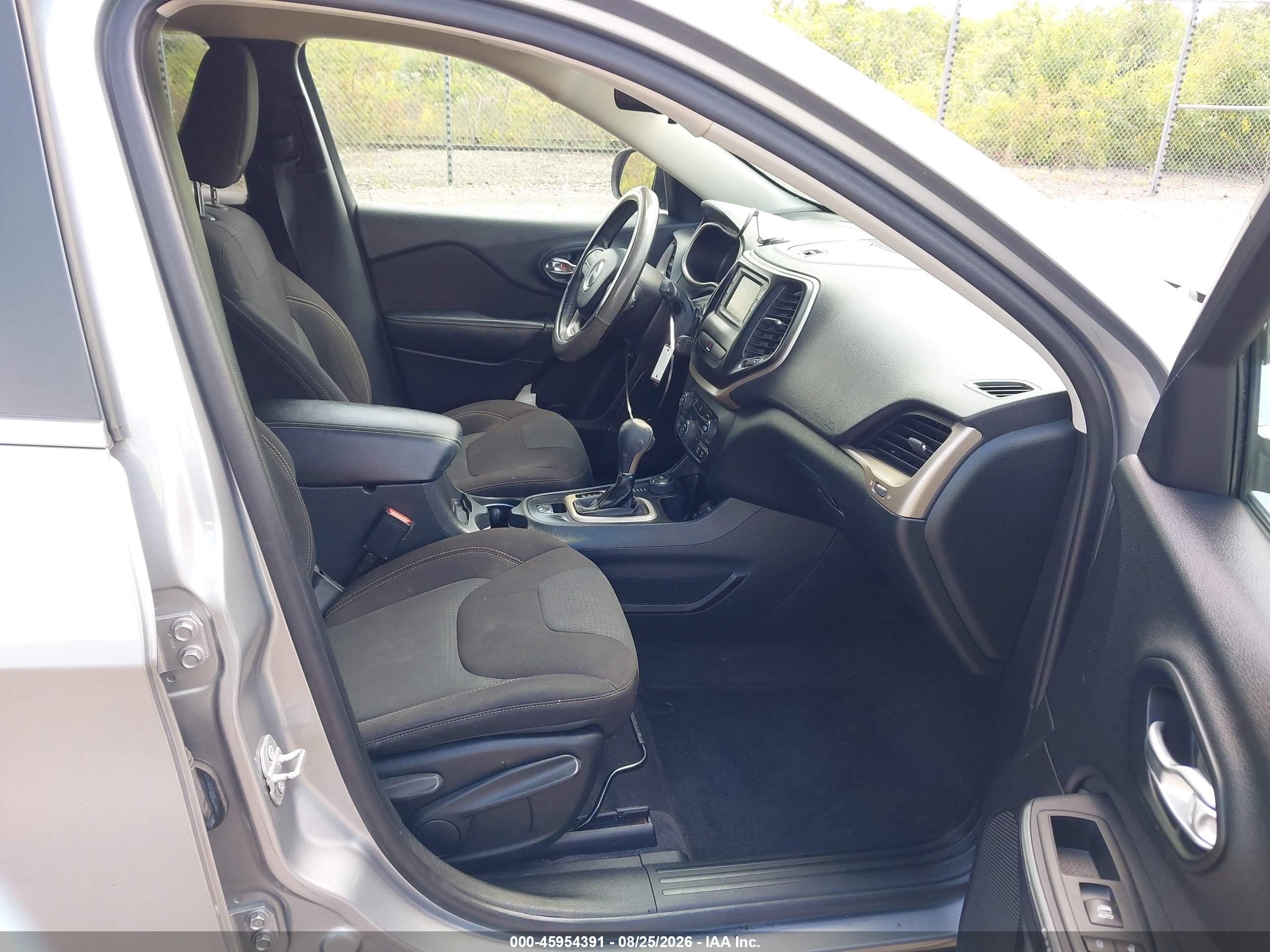2016 Jeep Cherokee Latitude Silver vin: 1C4PJMCB4GW218661