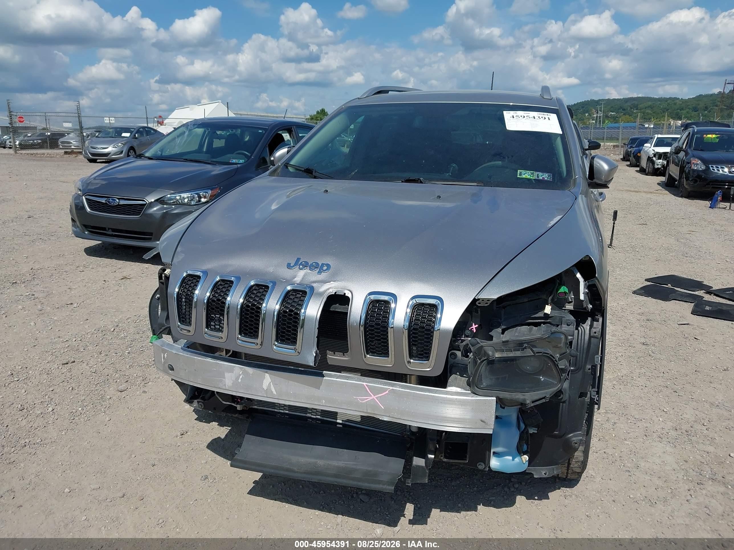 2016 Jeep Cherokee Latitude Silver vin: 1C4PJMCB4GW218661