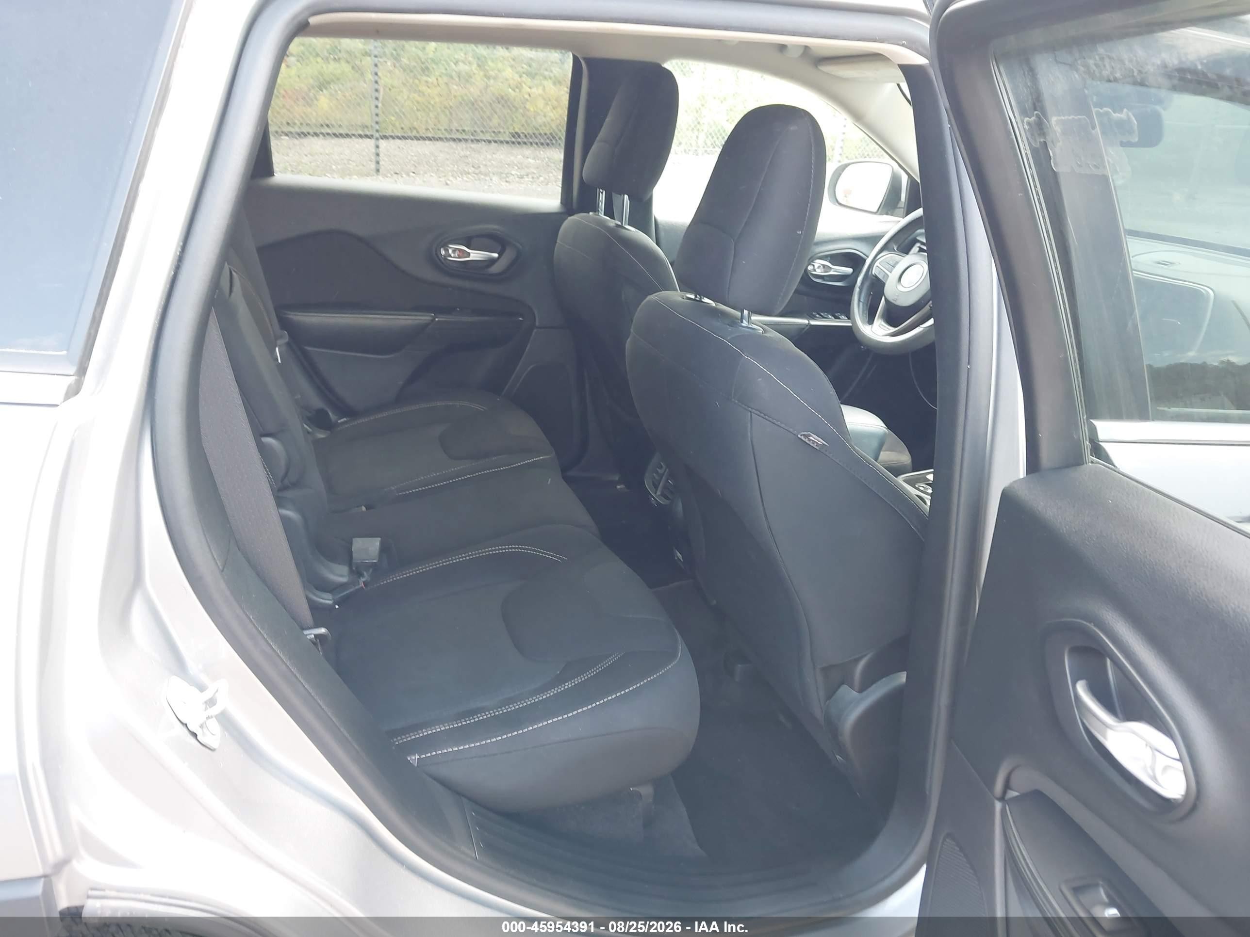 2016 Jeep Cherokee Latitude Silver vin: 1C4PJMCB4GW218661