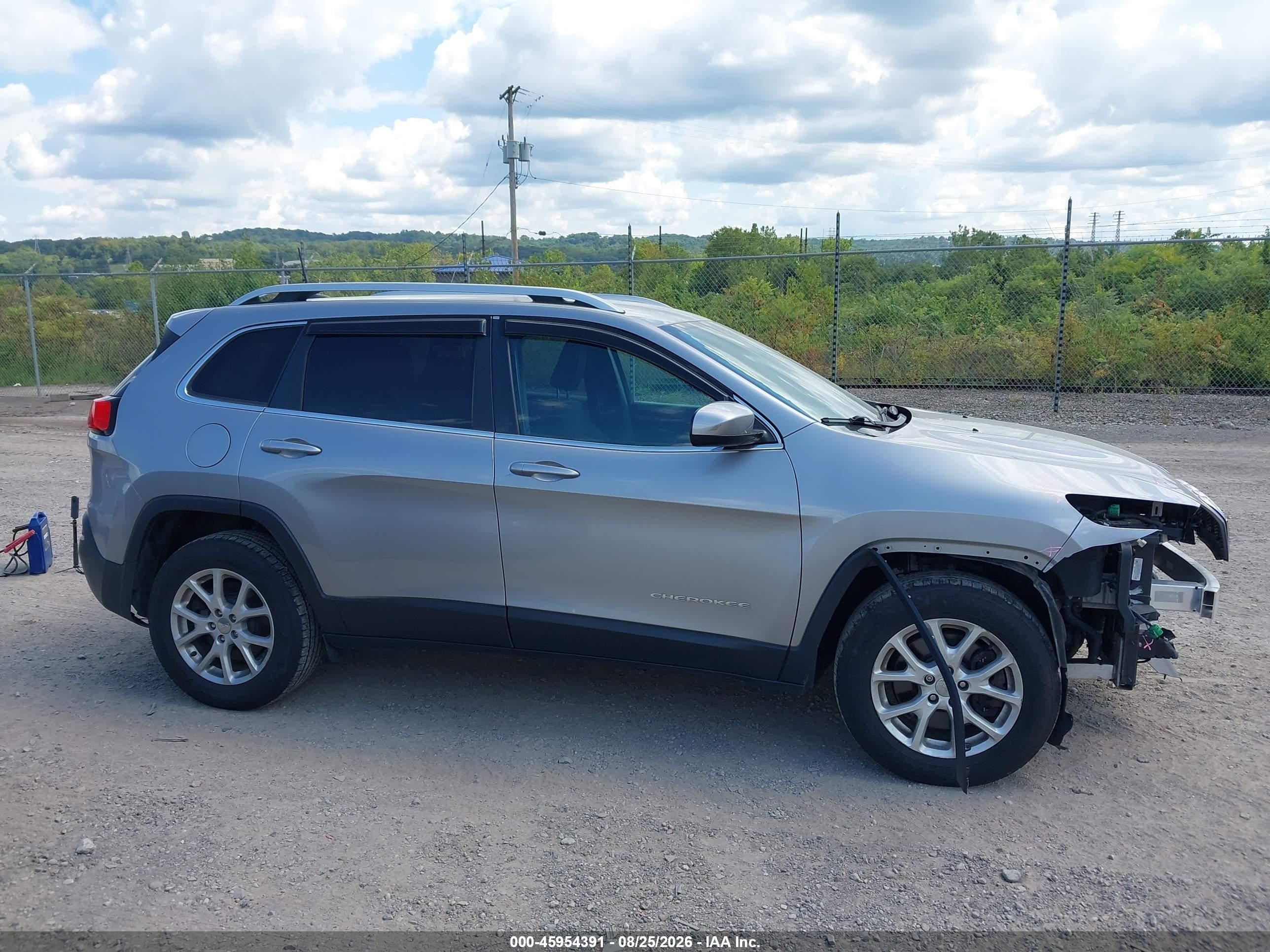2016 Jeep Cherokee Latitude Silver vin: 1C4PJMCB4GW218661