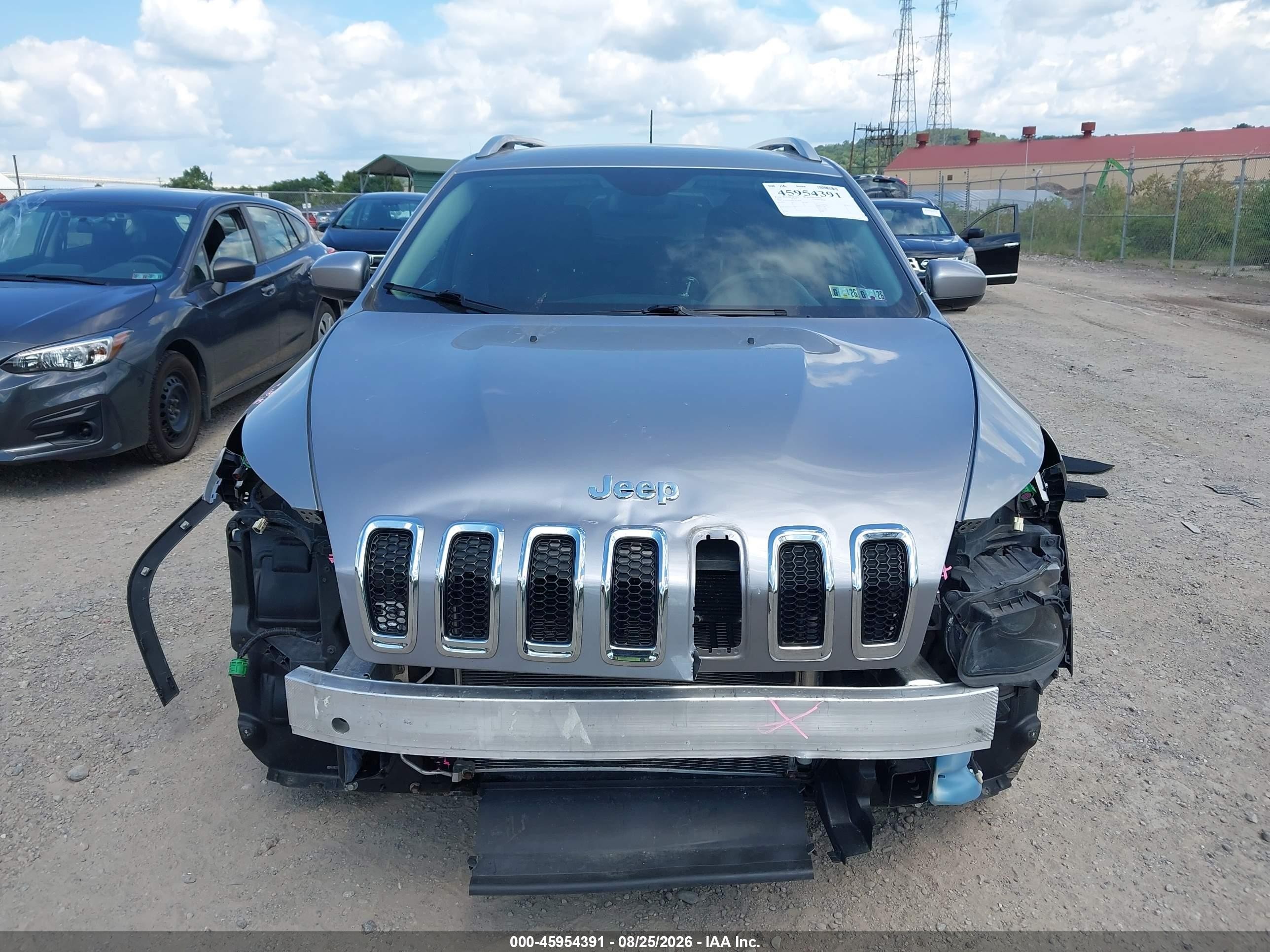 2016 Jeep Cherokee Latitude Silver vin: 1C4PJMCB4GW218661