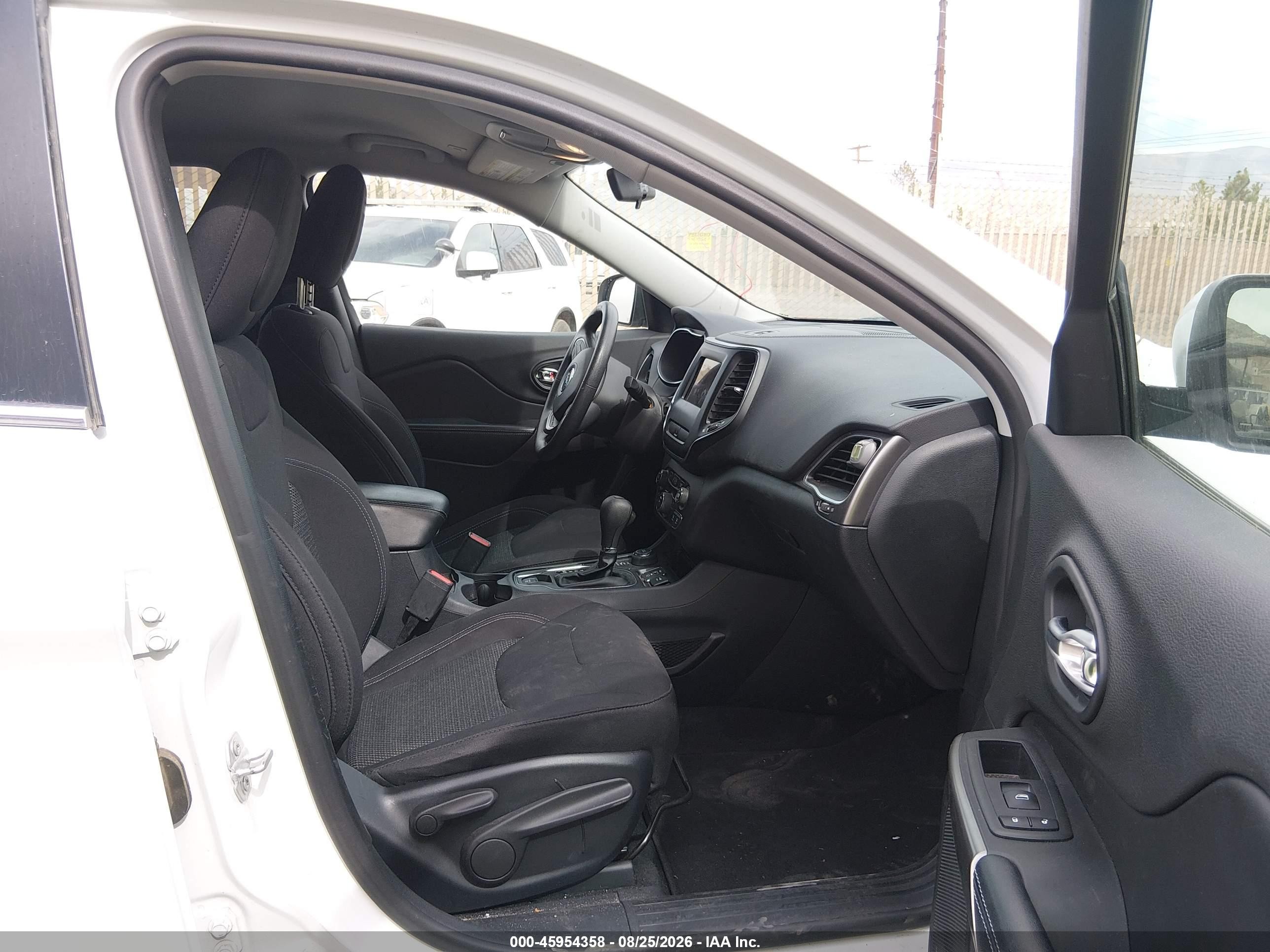 2019 Jeep Cherokee Latitude 4x4 White vin: 1C4PJMCB4KD440279