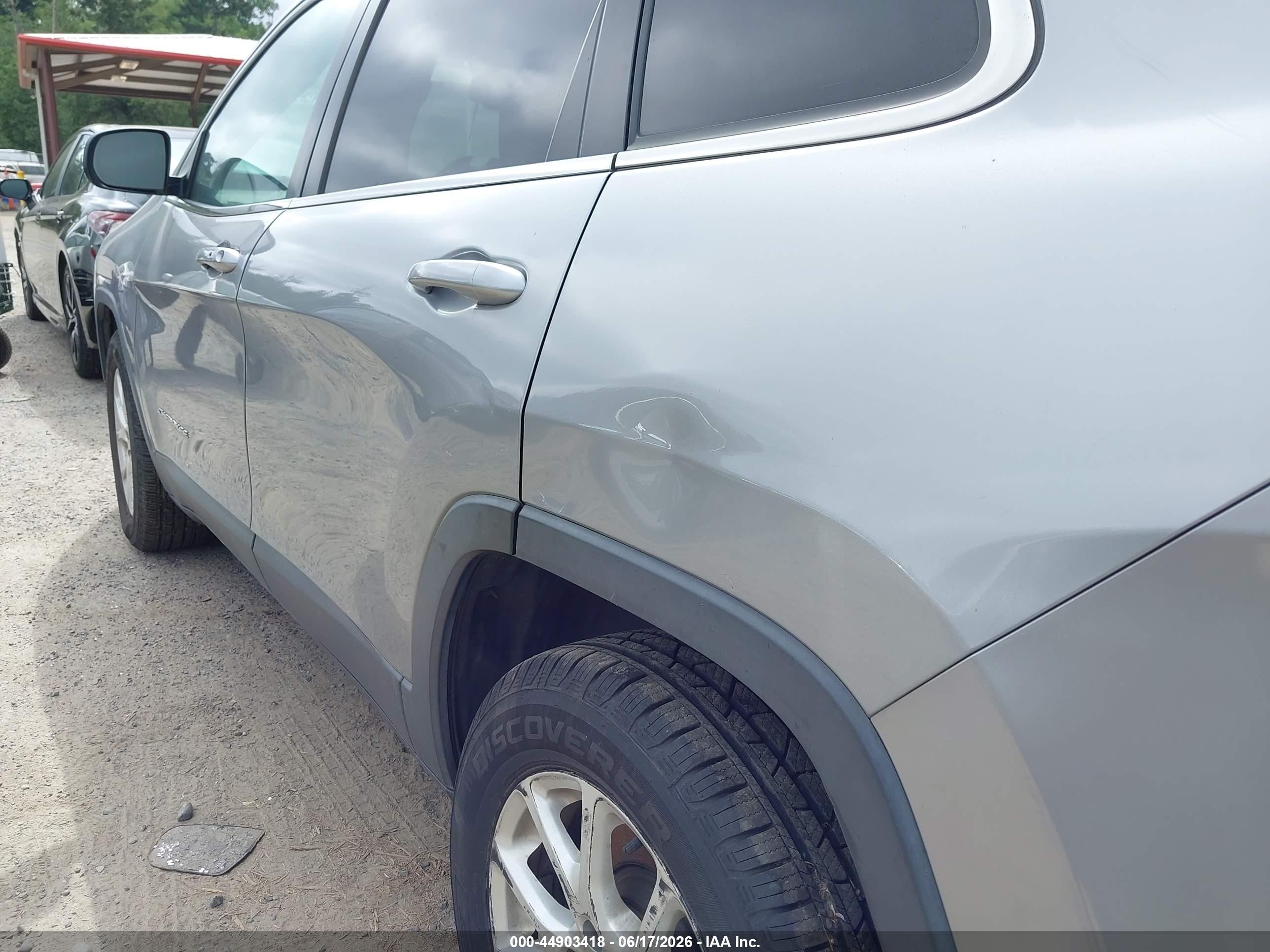 2014 Jeep Cherokee Latitude Silver vin: 1C4PJMCB5EW198210
