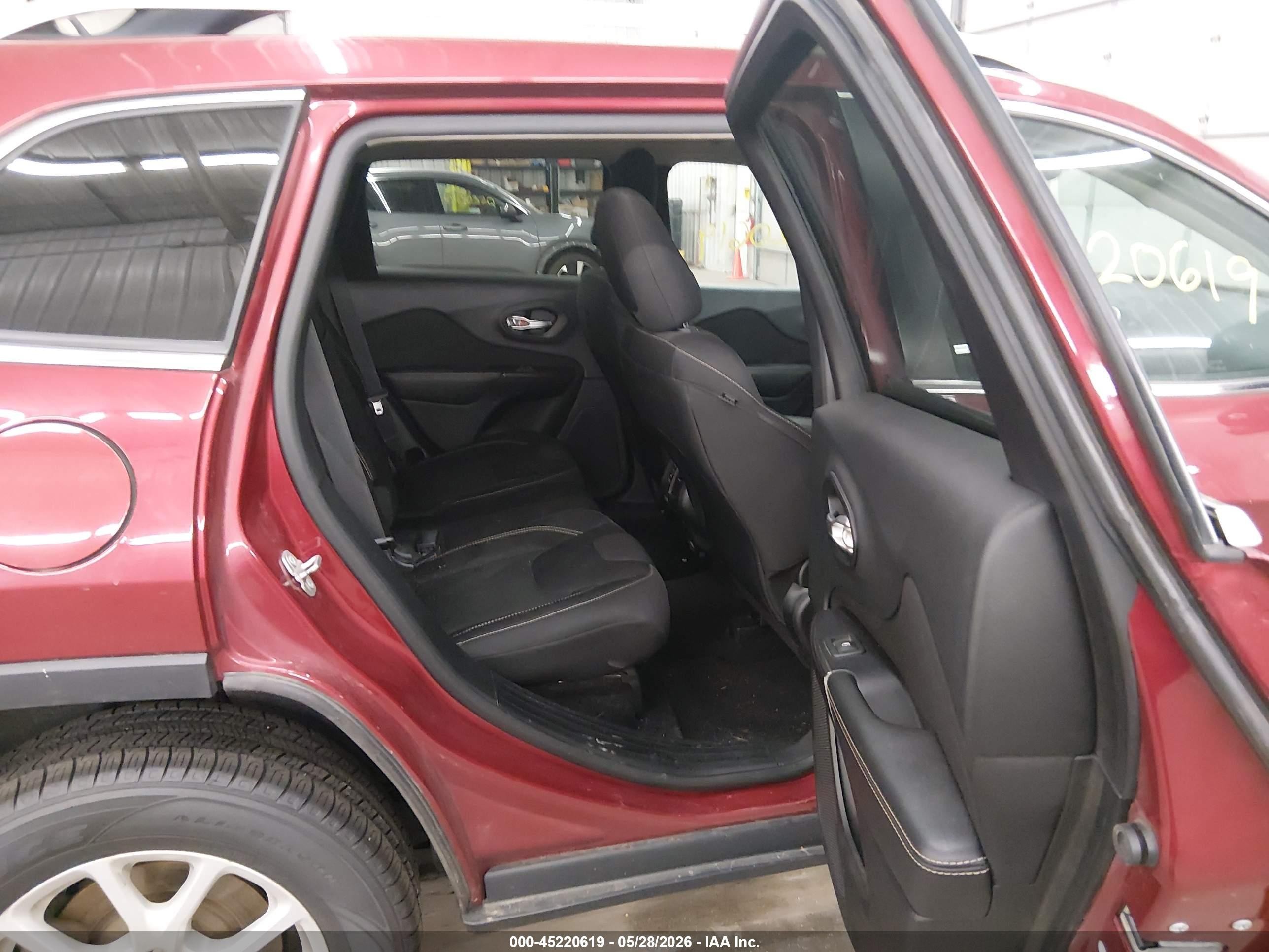 2015 Jeep Cherokee Latitude Red vin: 1C4PJMCB5FW540613