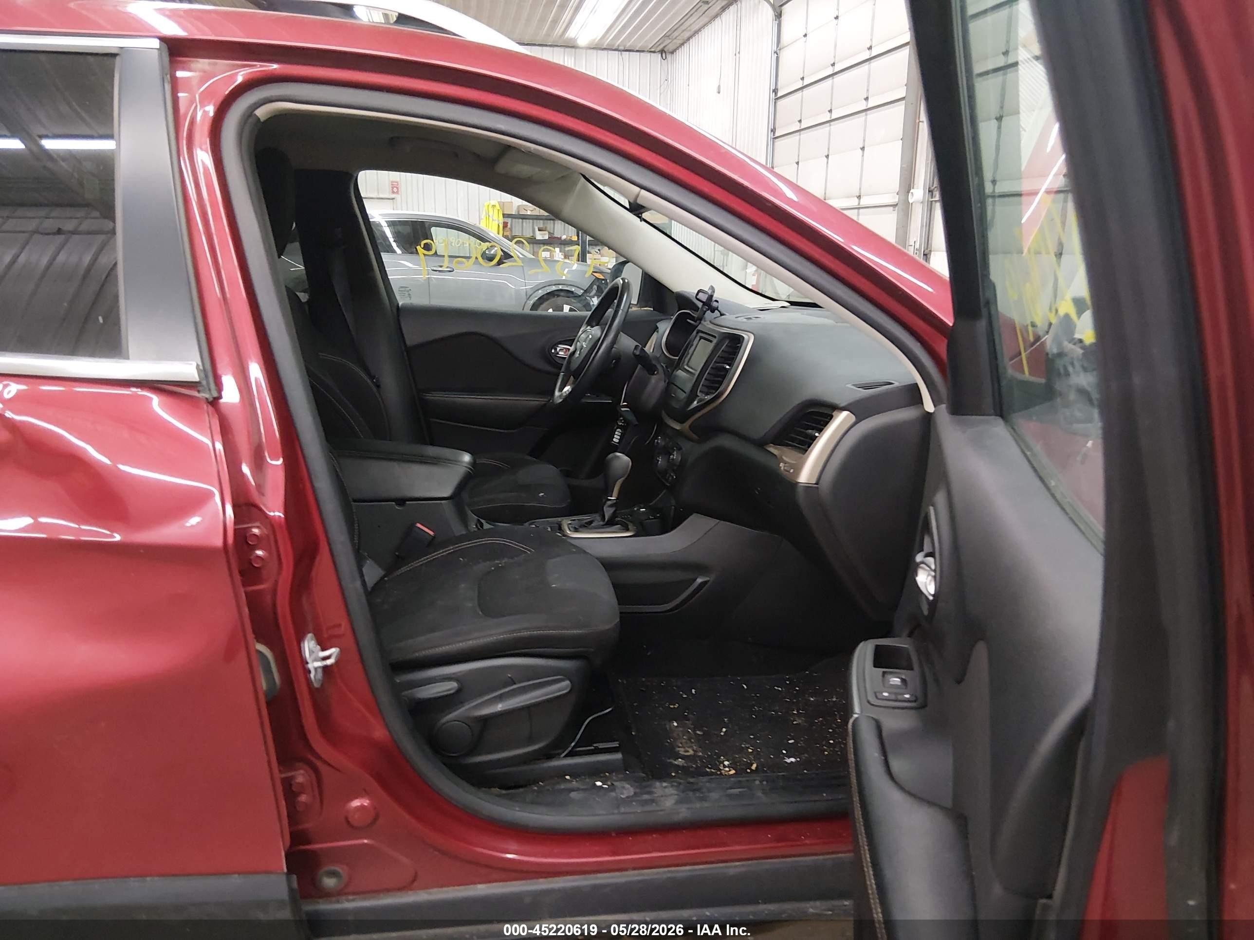 2015 Jeep Cherokee Latitude Red vin: 1C4PJMCB5FW540613