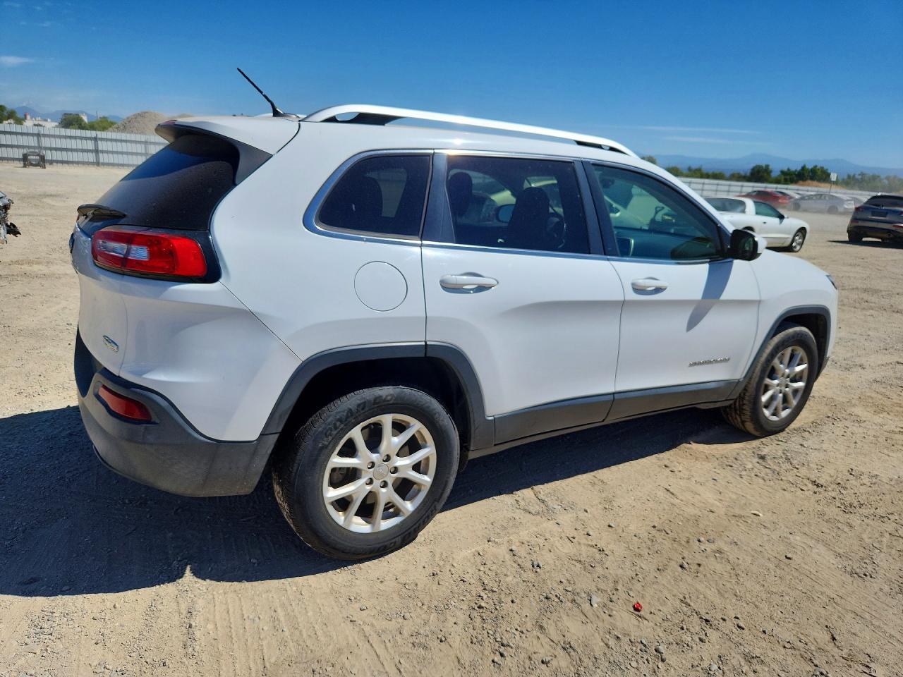 2015 Jeep Cherokee Latitude Белый vin: 1C4PJMCB5FW678989