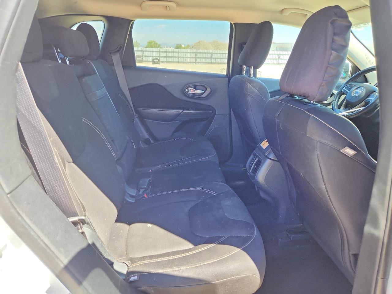 2015 Jeep Cherokee Latitude Белый vin: 1C4PJMCB5FW678989