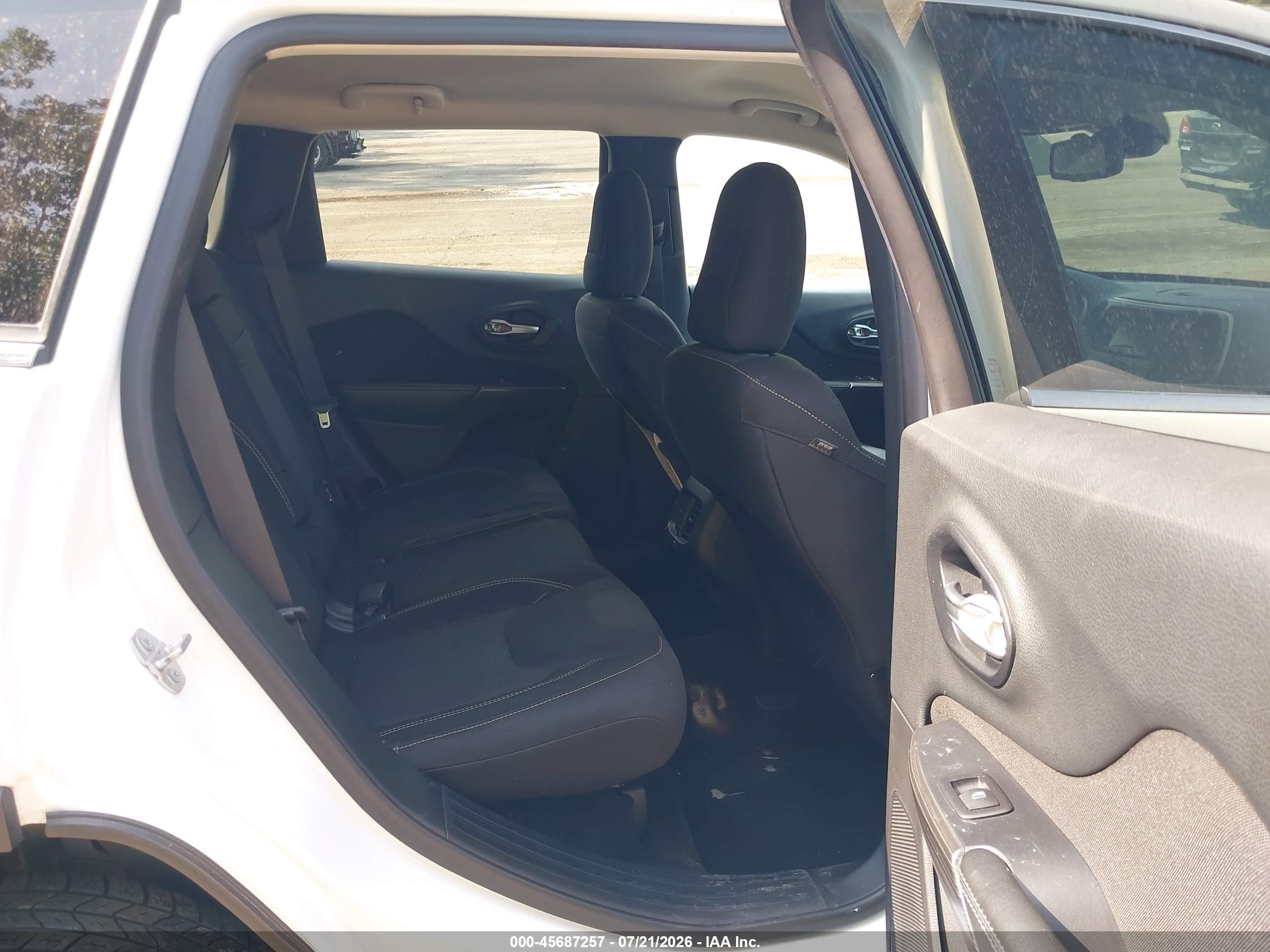 2015 Jeep Cherokee Latitude White vin: 1C4PJMCB5FW679365