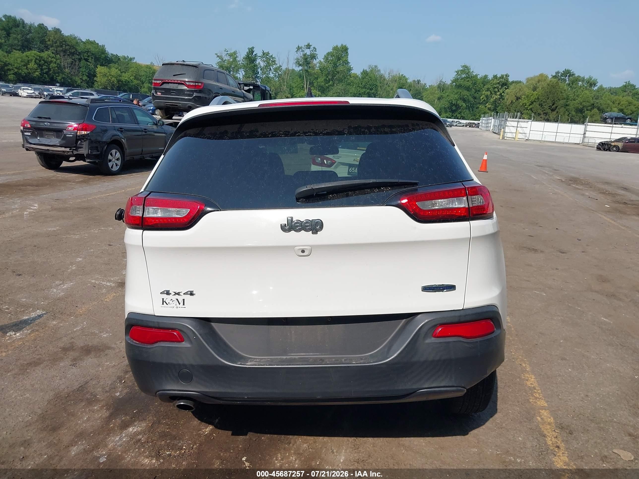 2015 Jeep Cherokee Latitude White vin: 1C4PJMCB5FW679365