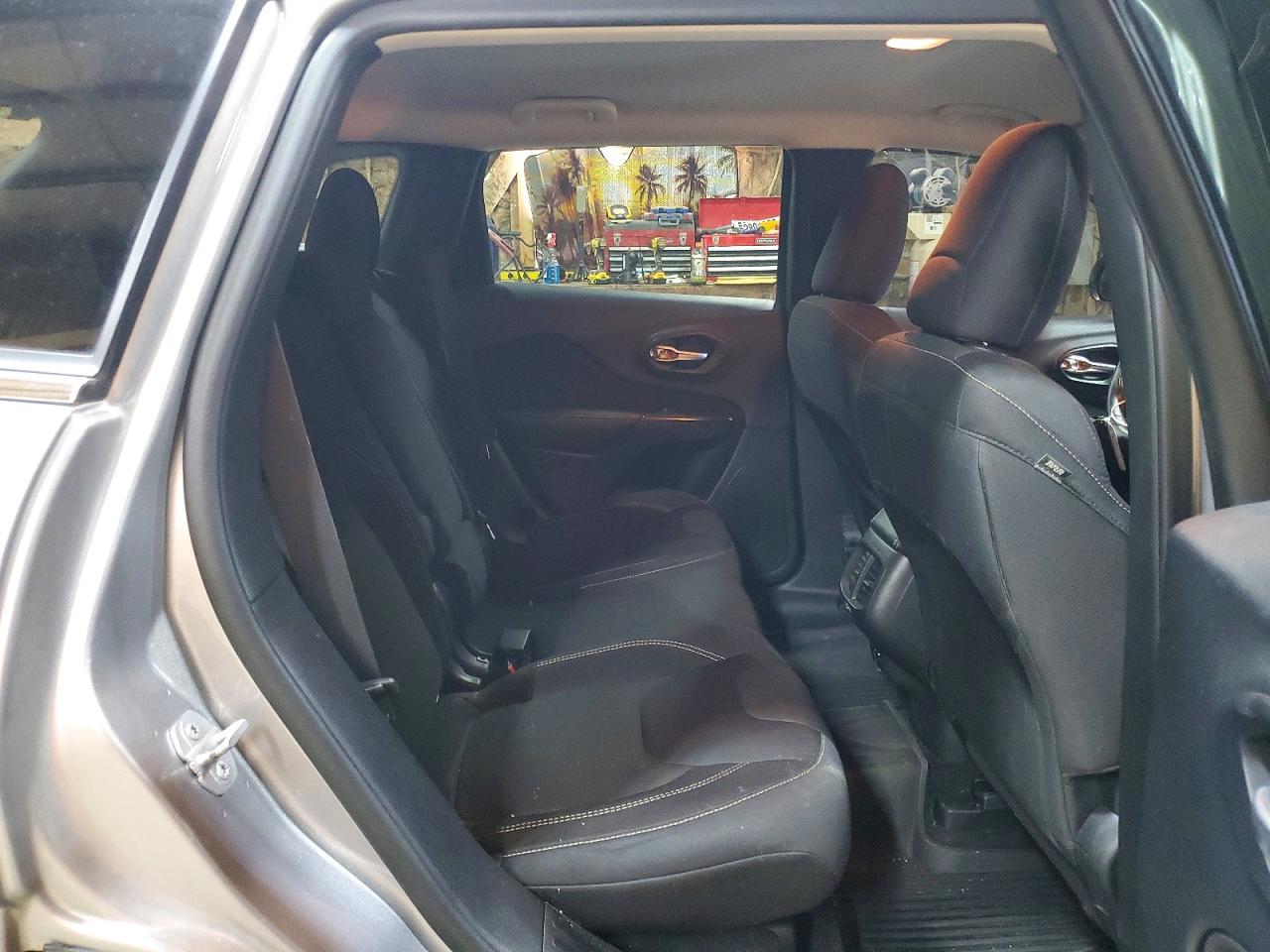 2015 Jeep Cherokee Latitude Gray vin: 1C4PJMCB5FW691340