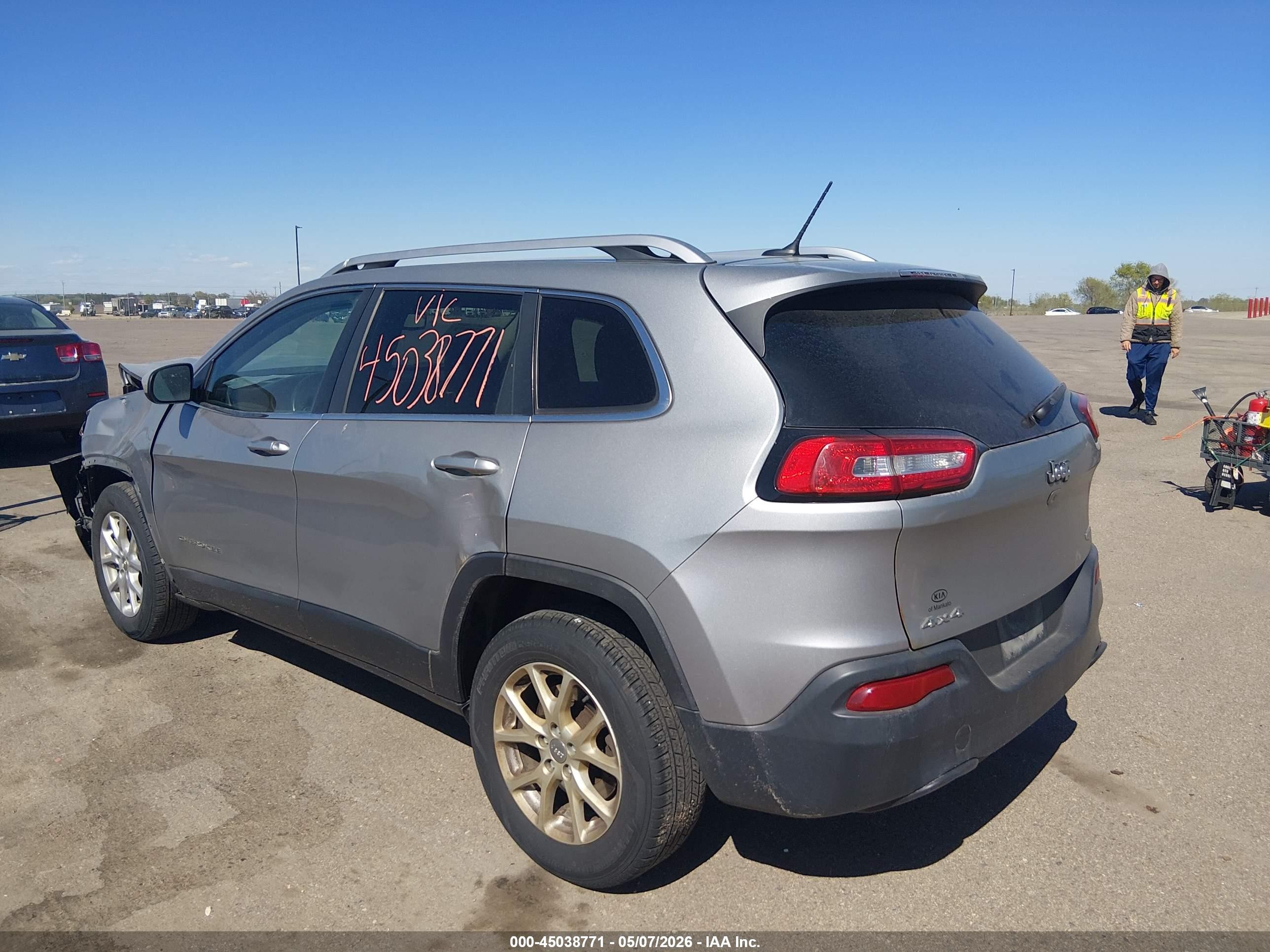 2015 Jeep Cherokee Latitude Silver vin: 1C4PJMCB5FW734185
