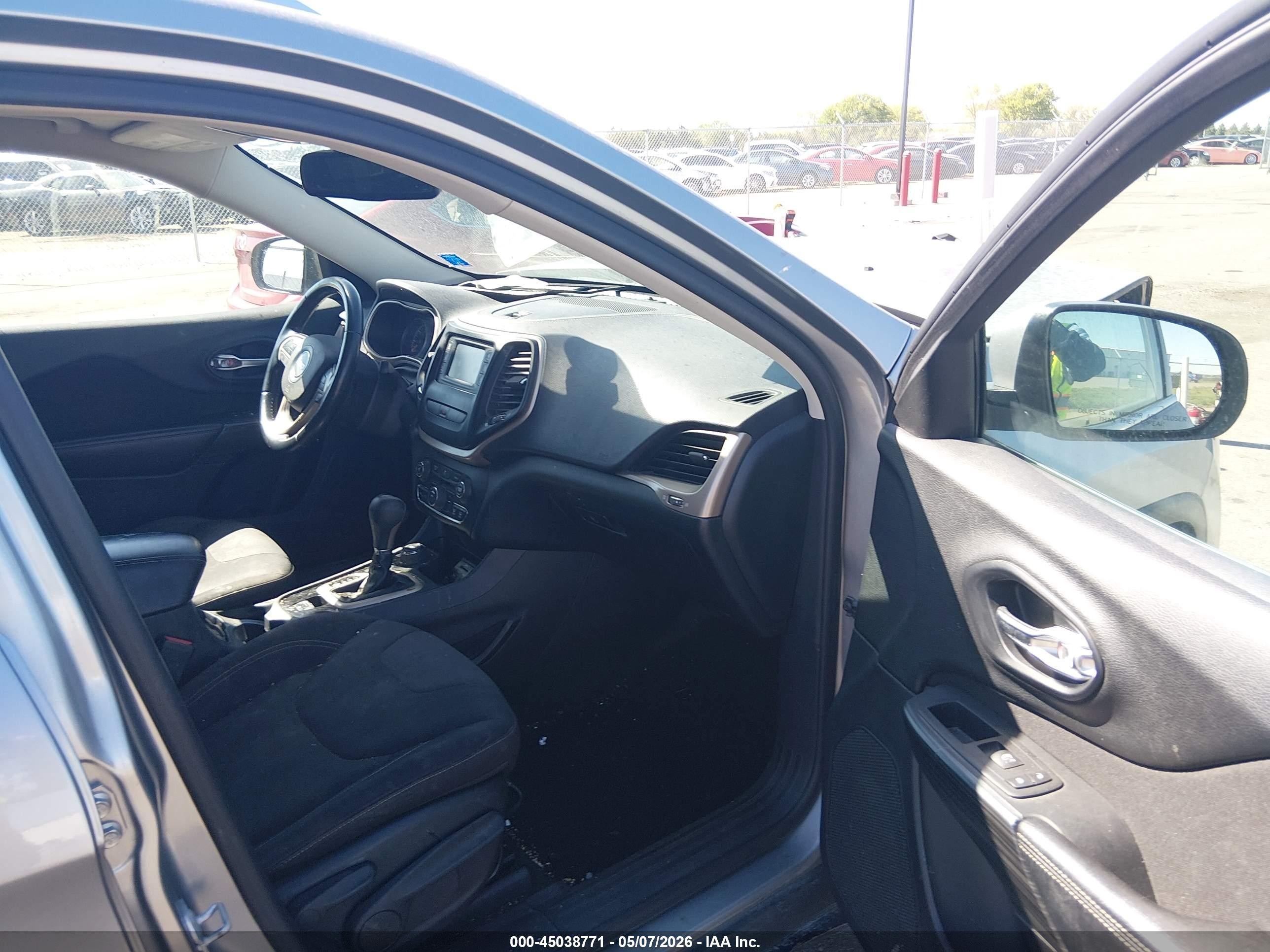2015 Jeep Cherokee Latitude Silver vin: 1C4PJMCB5FW734185