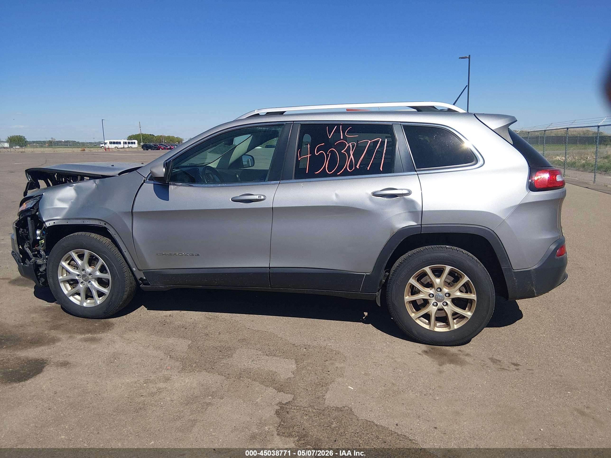 2015 Jeep Cherokee Latitude Silver vin: 1C4PJMCB5FW734185