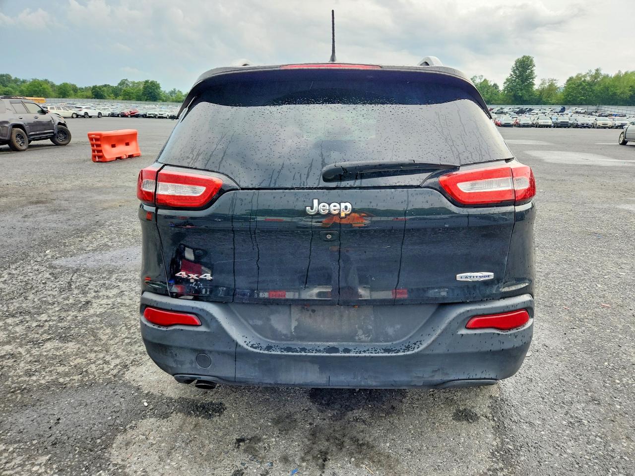 2016 Jeep Cherokee Latitude Black vin: 1C4PJMCB5GW330370