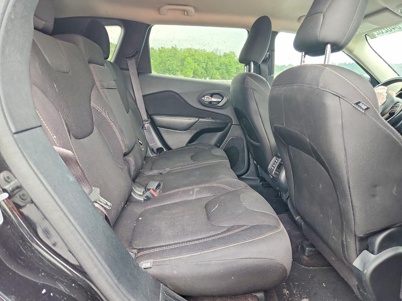 2016 Jeep Cherokee Latitude Black vin: 1C4PJMCB5GW330370