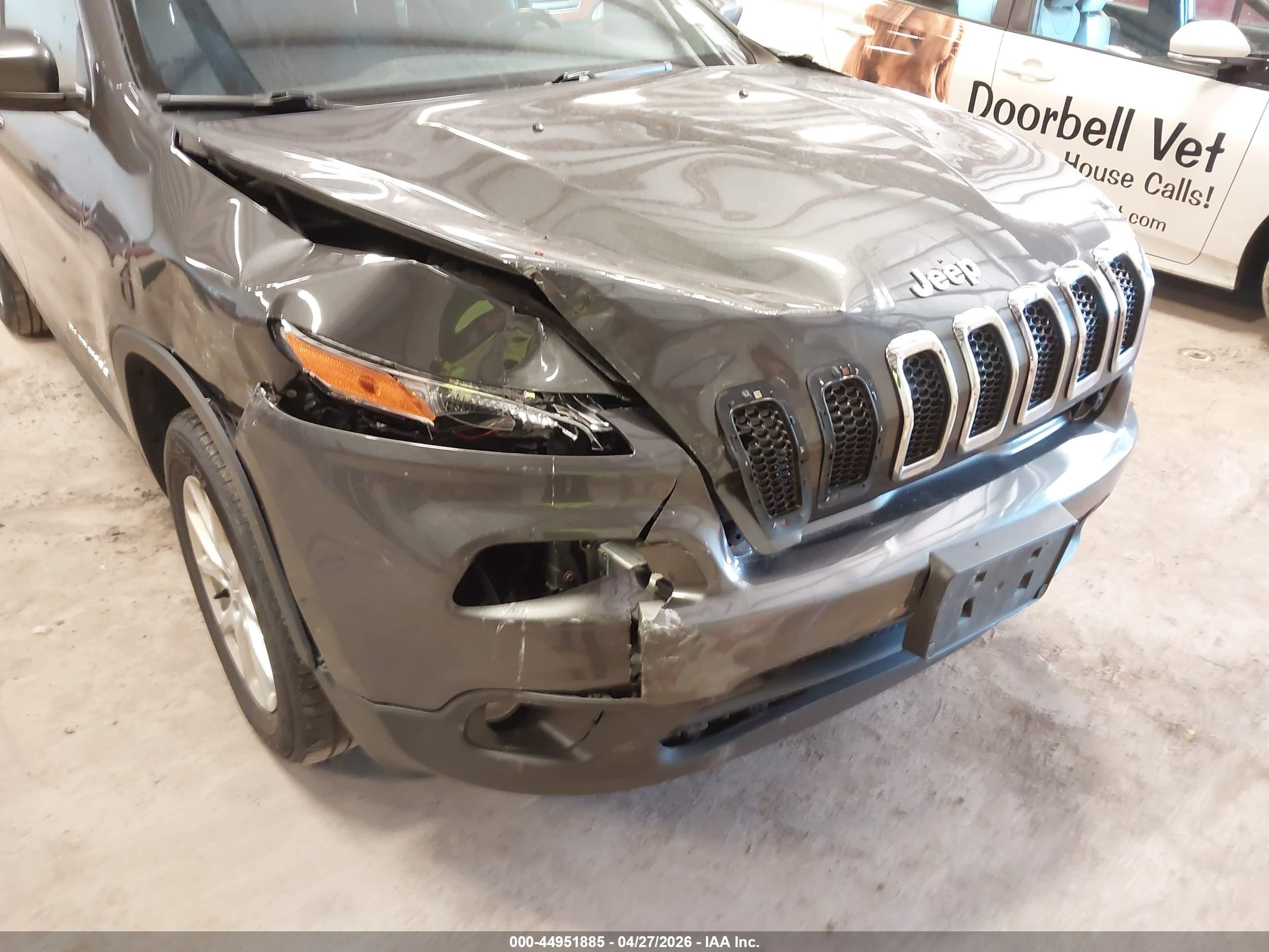 2017 Jeep Cherokee Latitude 4x4 Gray vin: 1C4PJMCB5HW638785