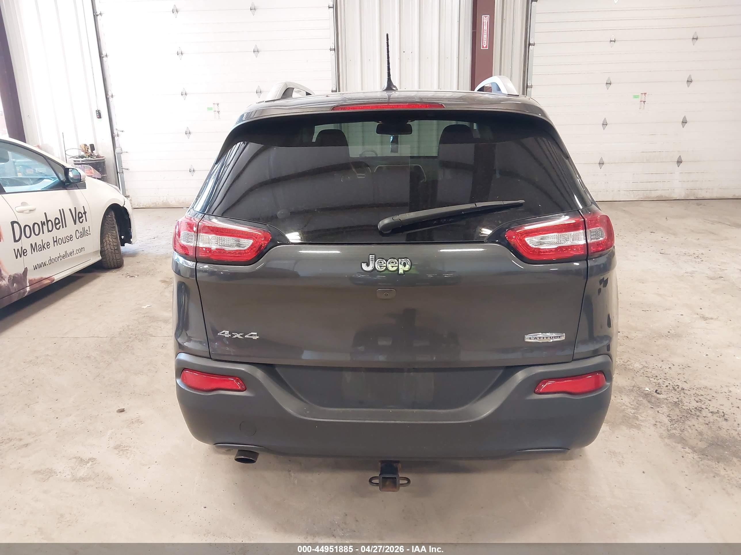 2017 Jeep Cherokee Latitude 4x4 Gray vin: 1C4PJMCB5HW638785