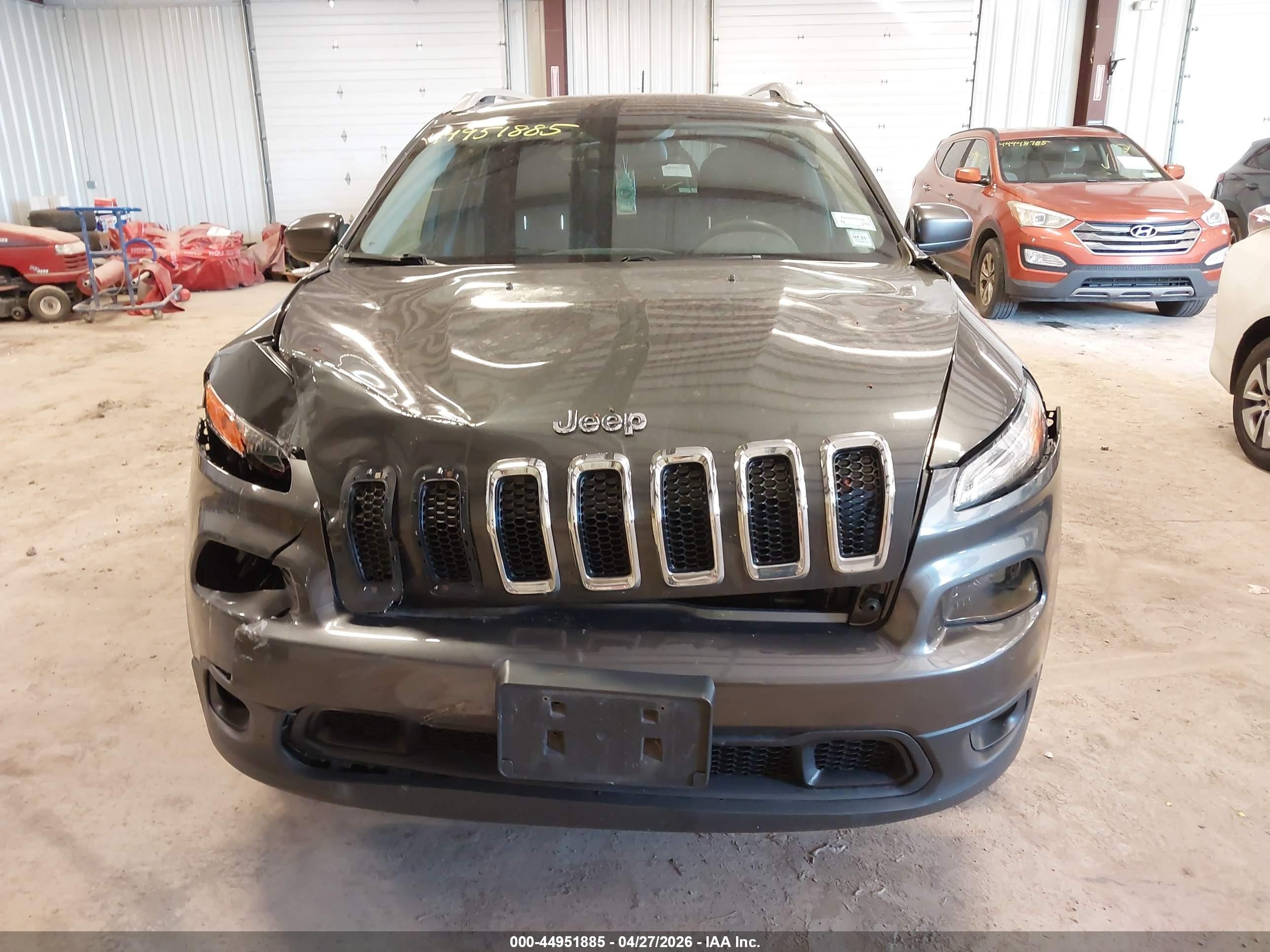 2017 Jeep Cherokee Latitude 4x4 Gray vin: 1C4PJMCB5HW638785