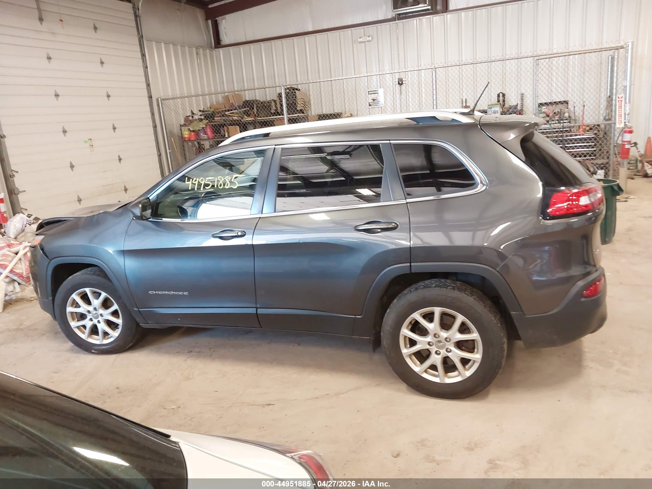 2017 Jeep Cherokee Latitude 4x4 Gray vin: 1C4PJMCB5HW638785