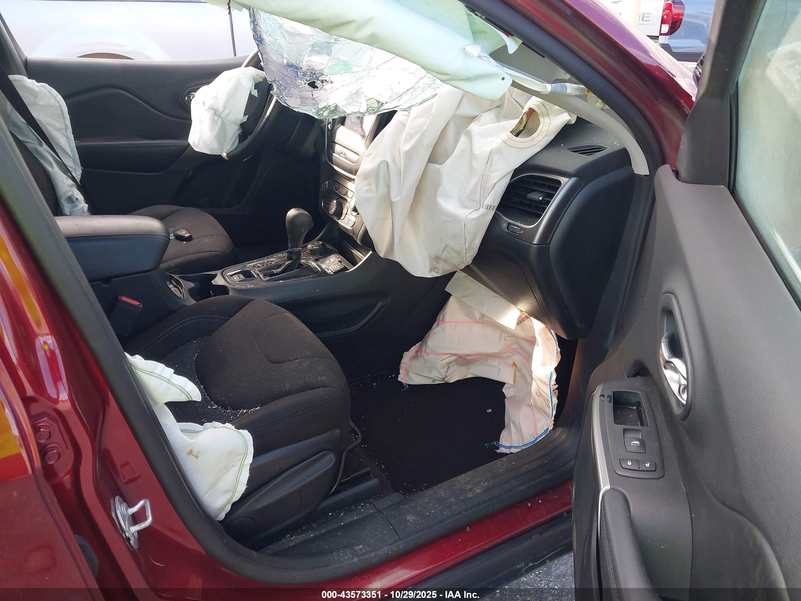 2019 Jeep Cherokee Latitude 4x4 Burgundy vin: 1C4PJMCB5KD254900