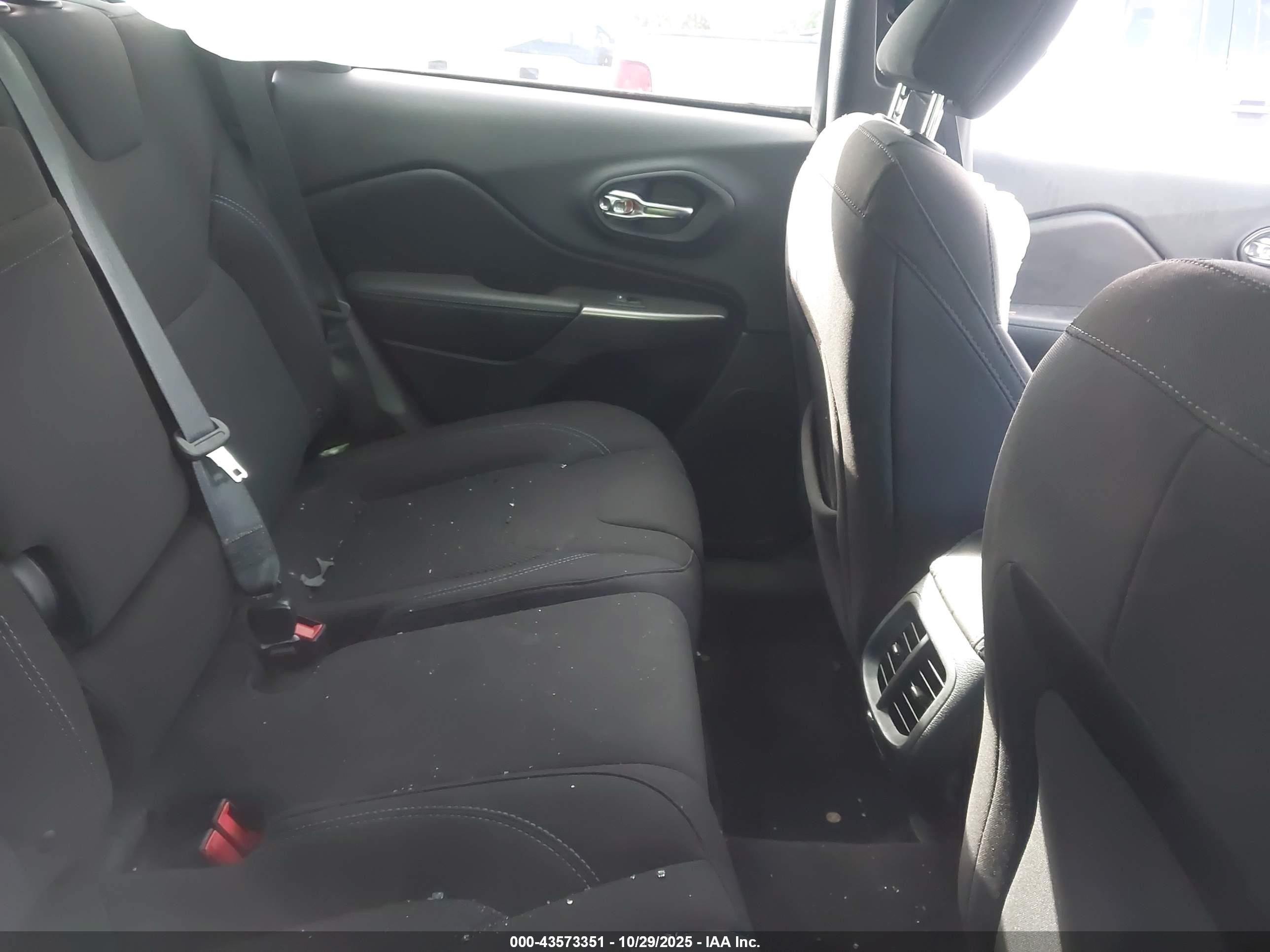 2019 Jeep Cherokee Latitude 4x4 Burgundy vin: 1C4PJMCB5KD254900