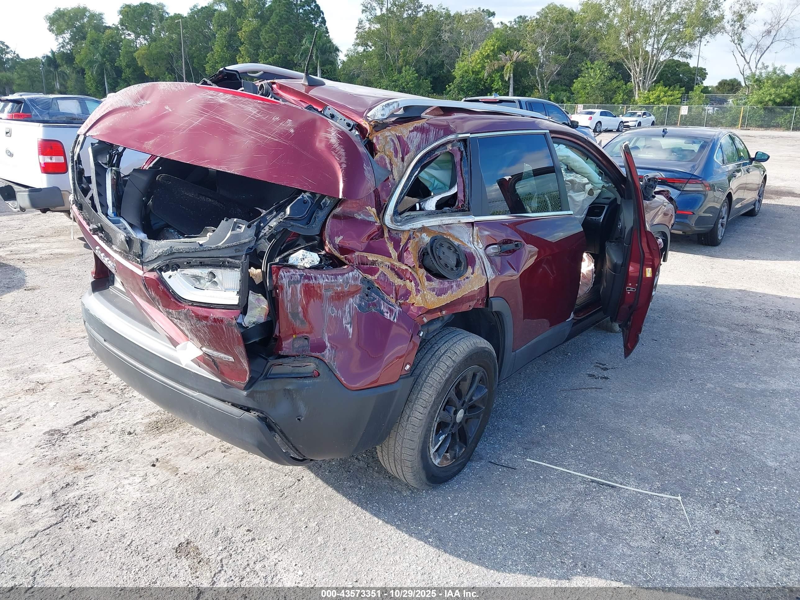 2019 Jeep Cherokee Latitude 4x4 Burgundy vin: 1C4PJMCB5KD254900
