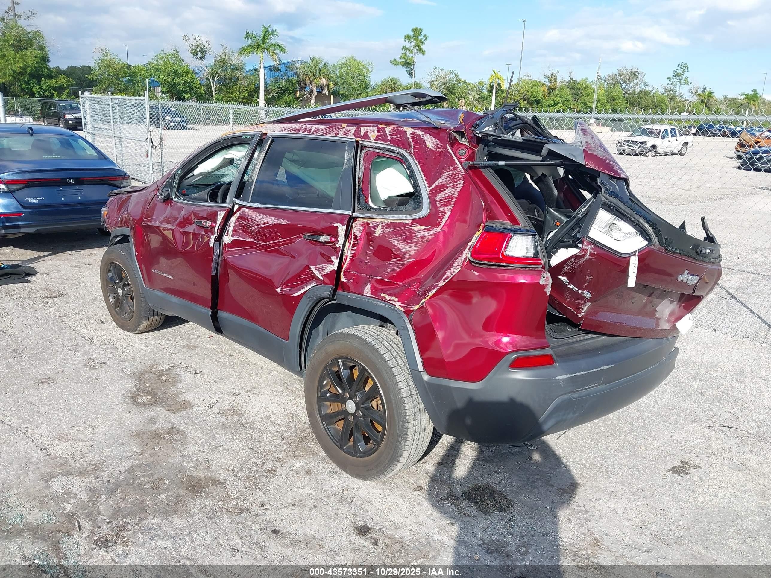 2019 Jeep Cherokee Latitude 4x4 Burgundy vin: 1C4PJMCB5KD254900