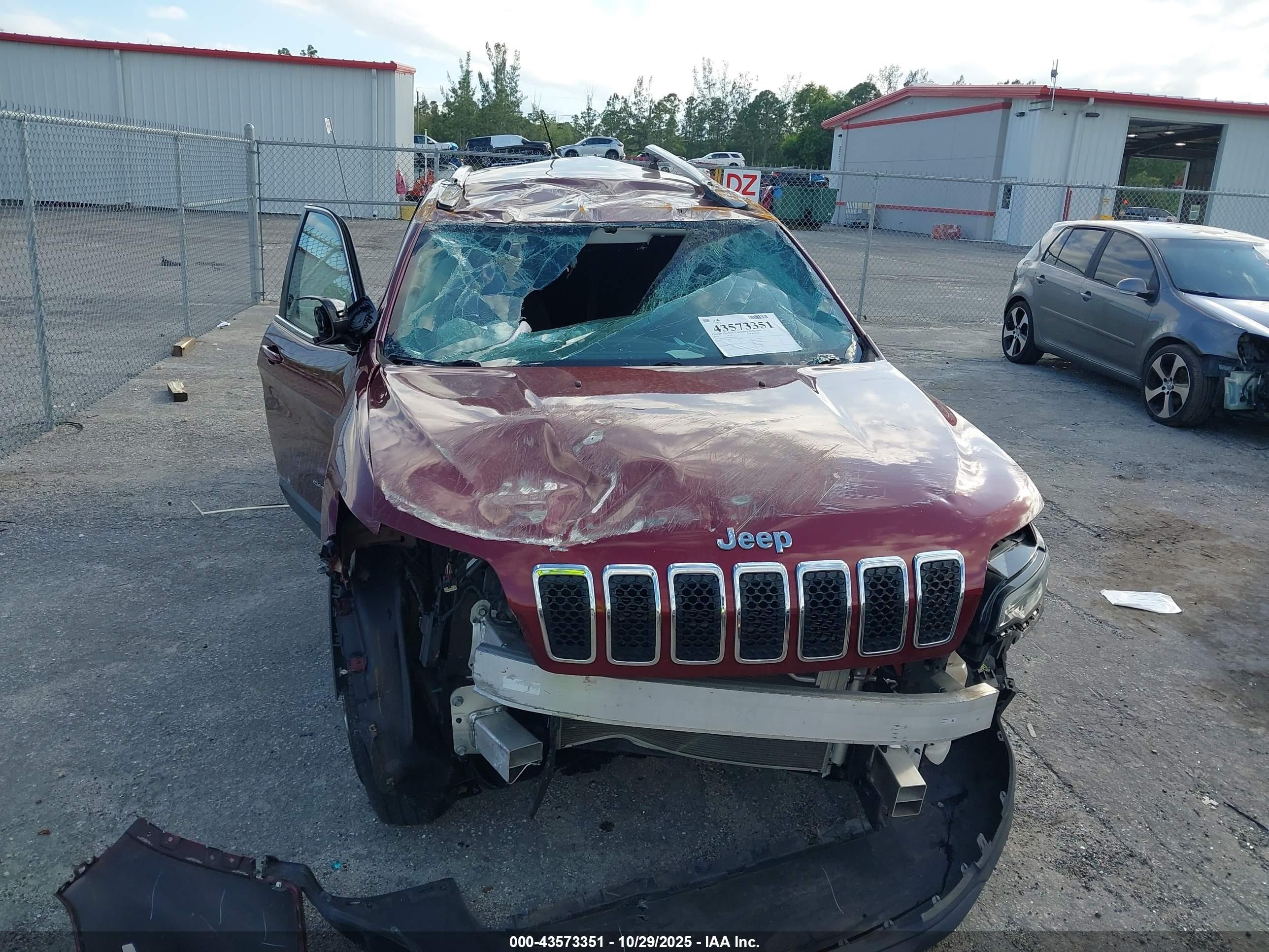 2019 Jeep Cherokee Latitude 4x4 Burgundy vin: 1C4PJMCB5KD254900