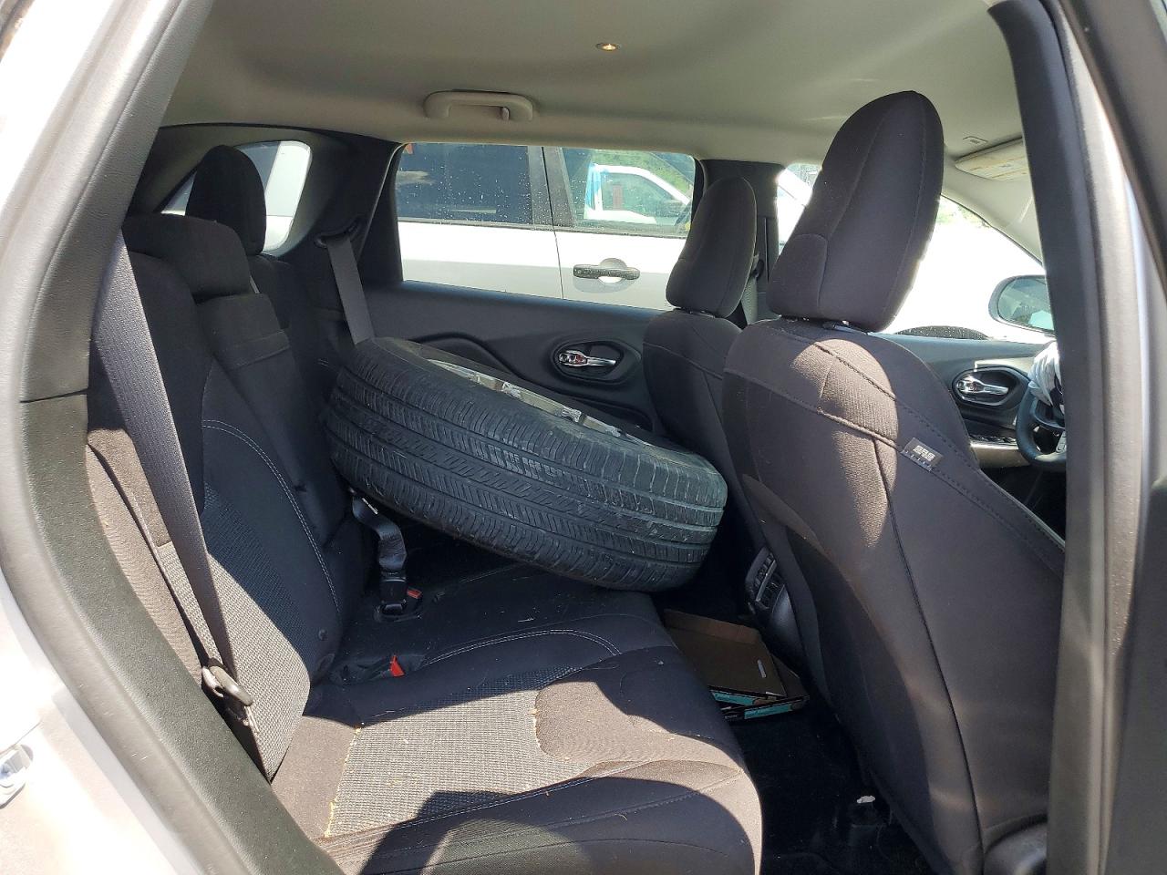 2019 Jeep Cherokee Latitude Silver vin: 1C4PJMCB5KD280719