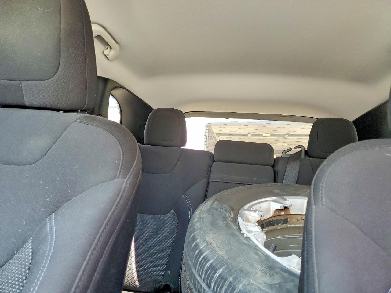 2019 Jeep Cherokee Latitude Silver vin: 1C4PJMCB5KD280719