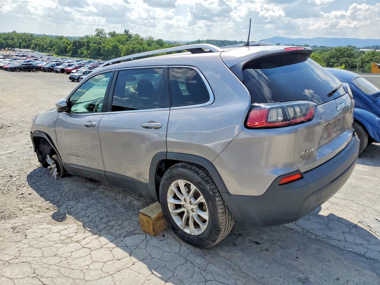 2019 Jeep Cherokee Latitude Silver vin: 1C4PJMCB5KD280719