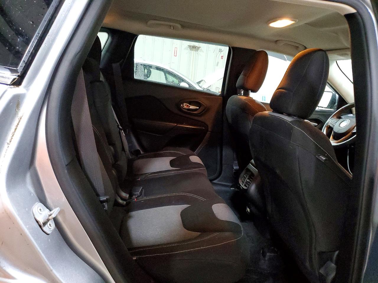 2014 Jeep Cherokee Latitude Silver vin: 1C4PJMCB6EW300730