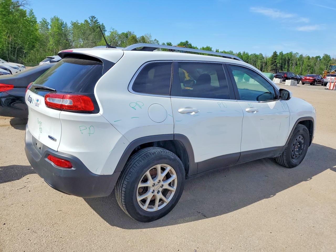 2015 Jeep Cherokee Latitude White vin: 1C4PJMCB6FW538207