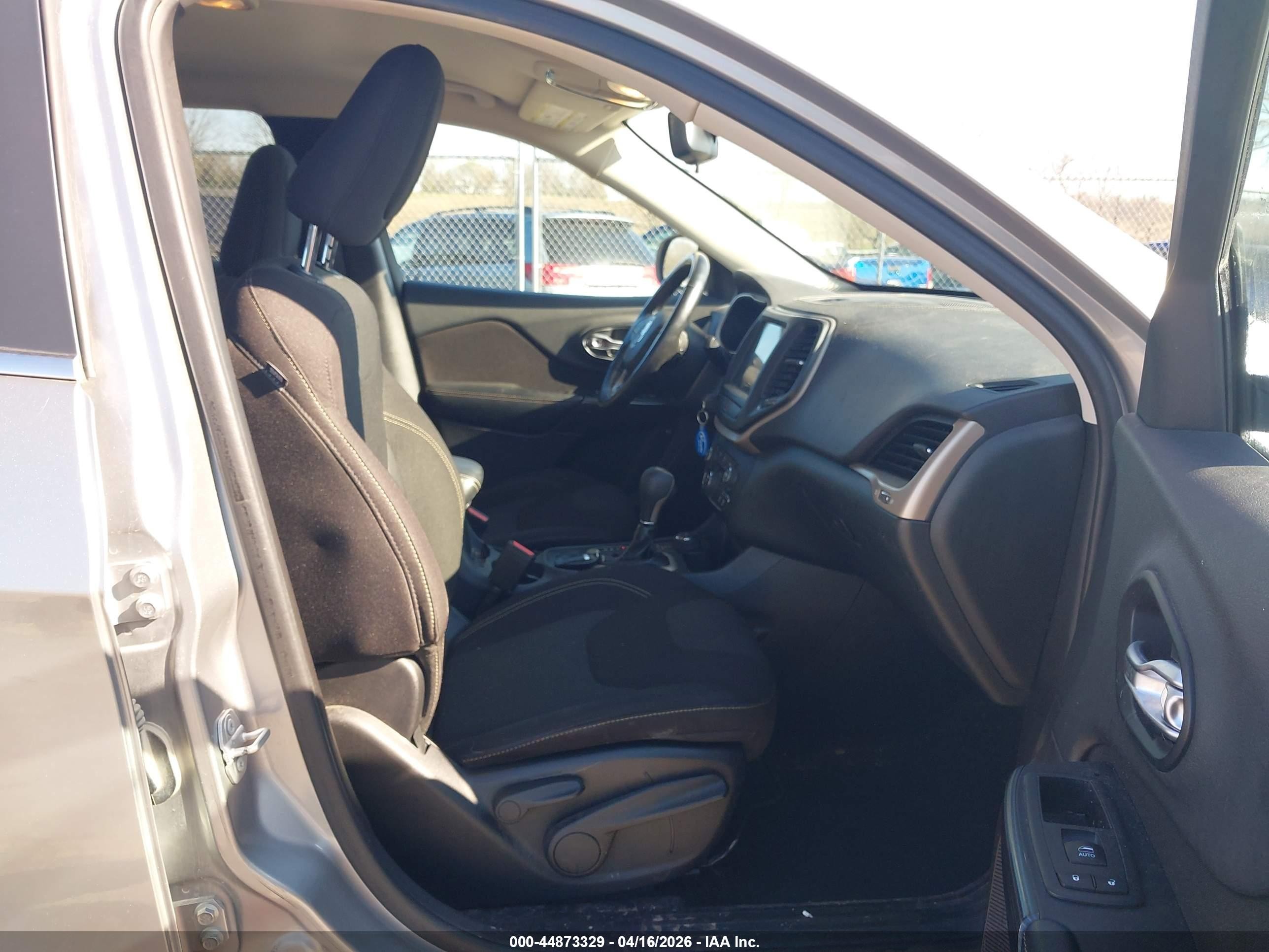 2015 Jeep Cherokee Latitude Silver vin: 1C4PJMCB6FW726354