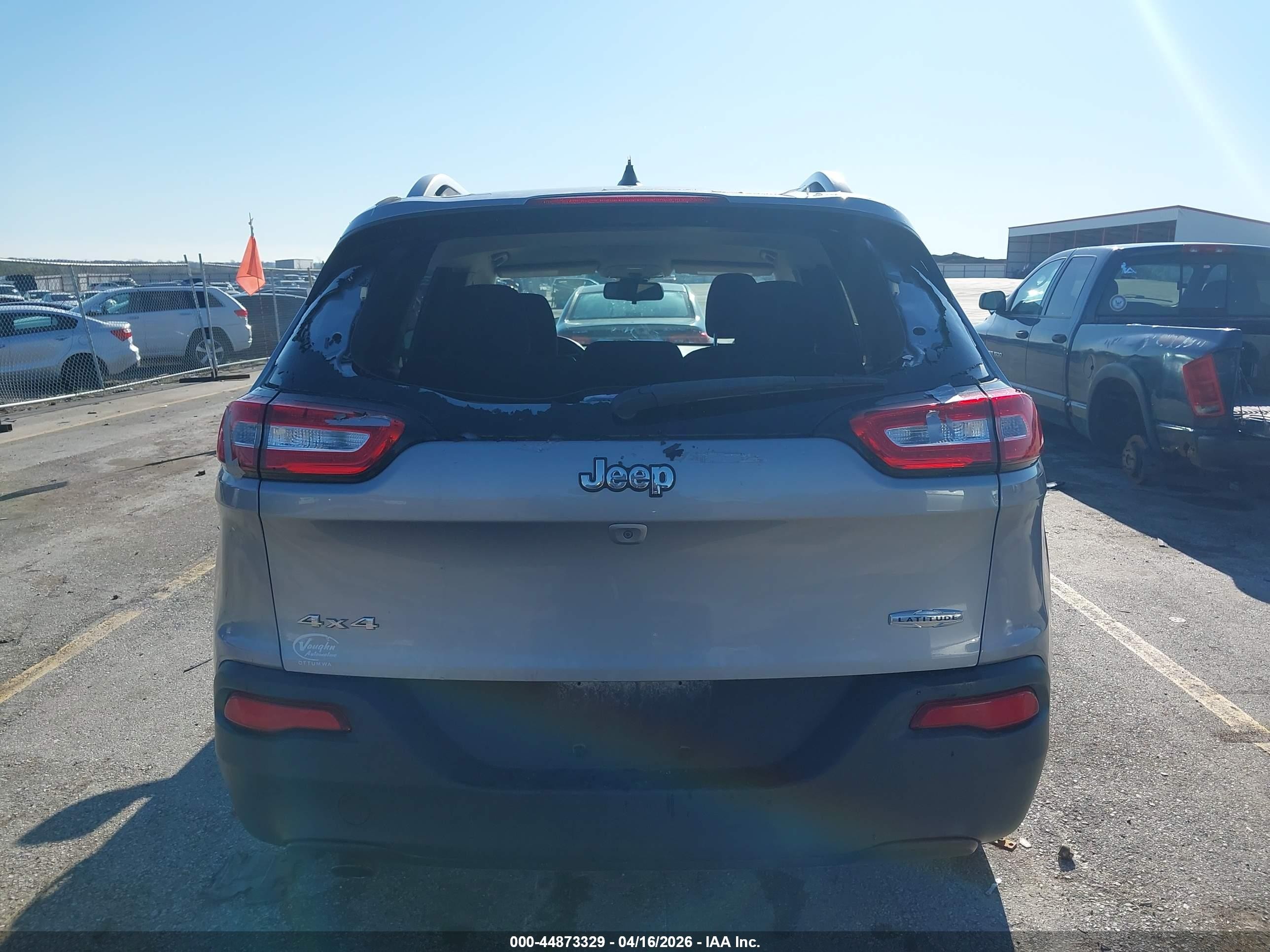 2015 Jeep Cherokee Latitude Silver vin: 1C4PJMCB6FW726354