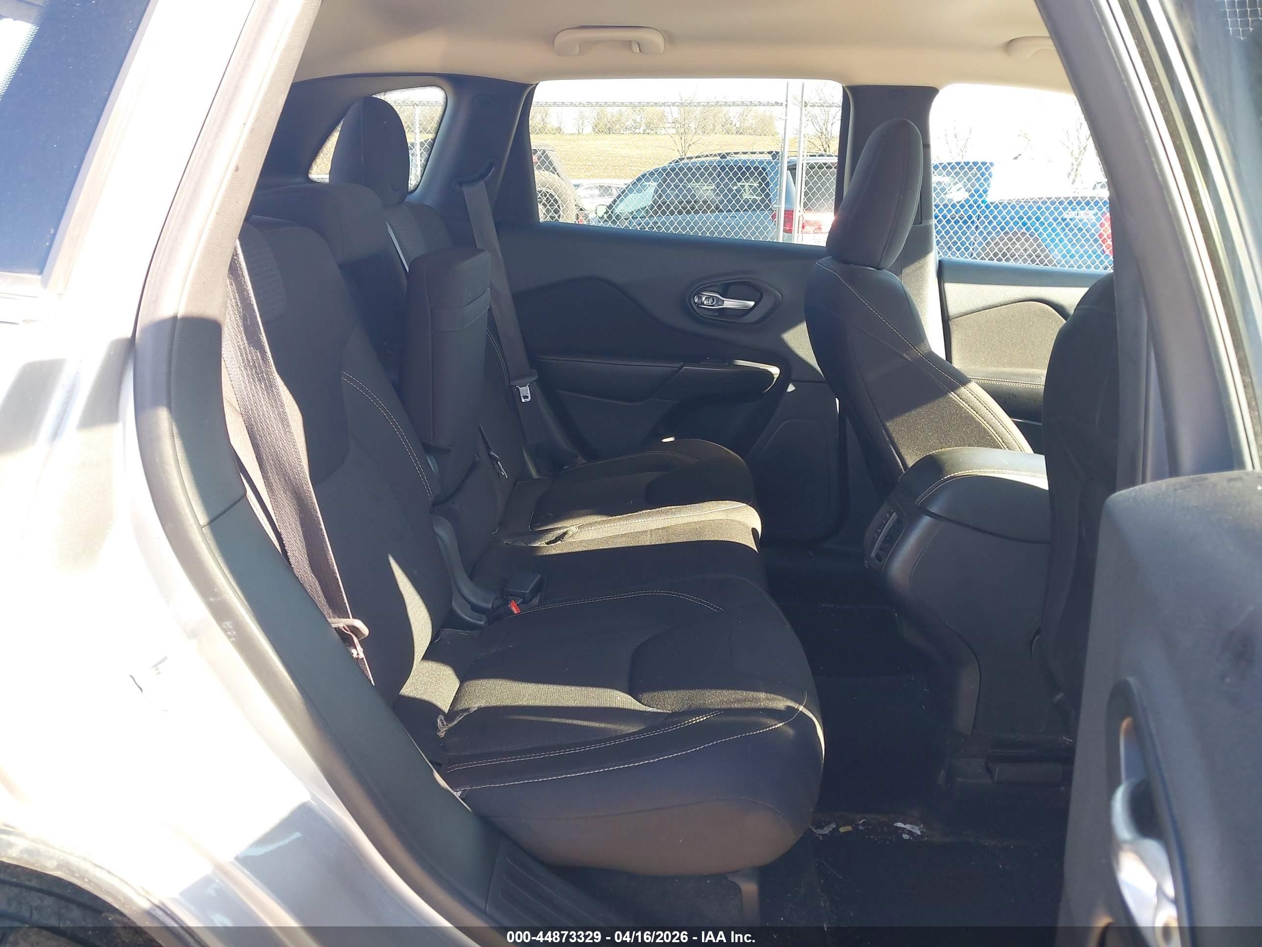2015 Jeep Cherokee Latitude Silver vin: 1C4PJMCB6FW726354