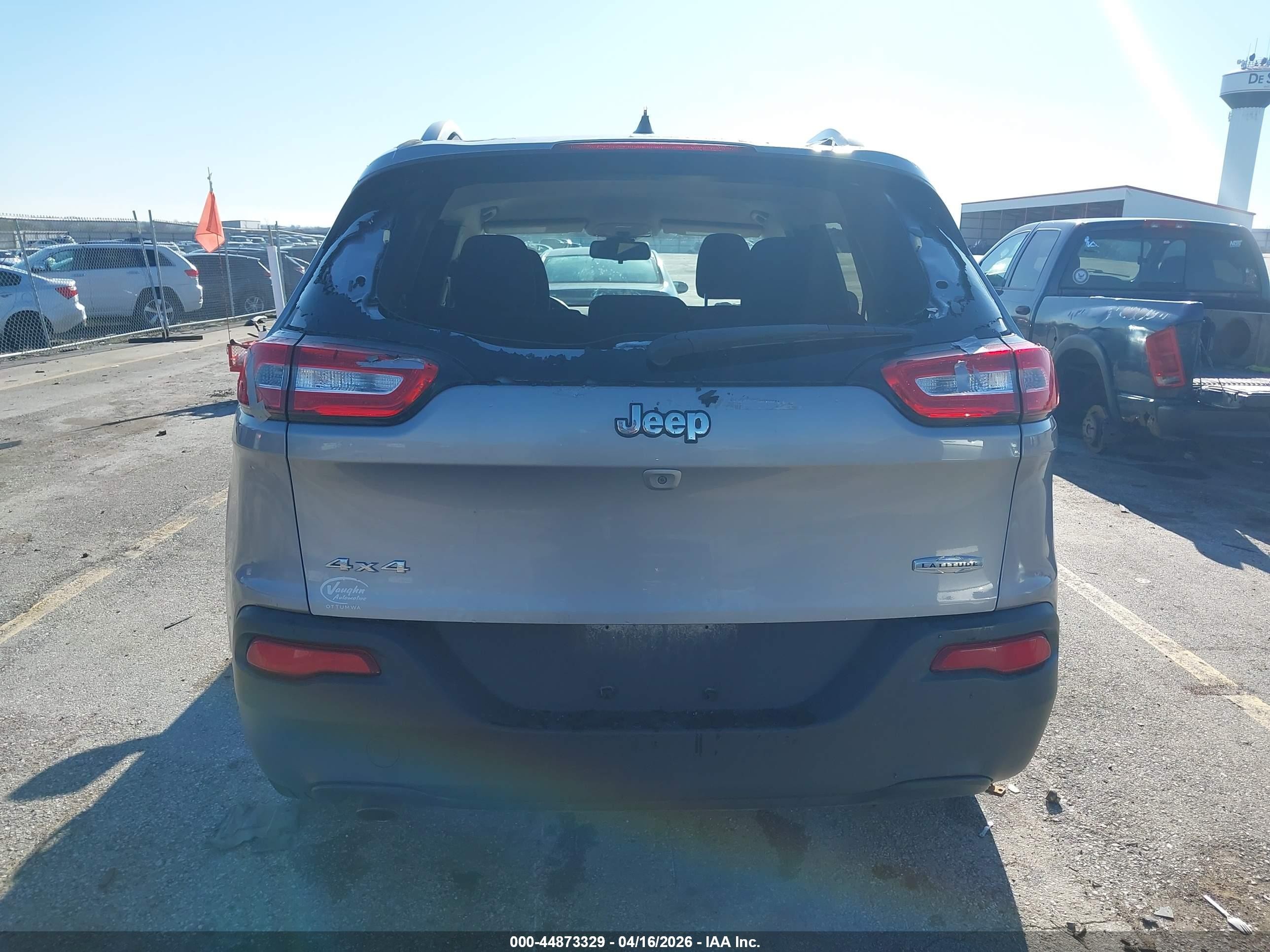 2015 Jeep Cherokee Latitude Silver vin: 1C4PJMCB6FW726354