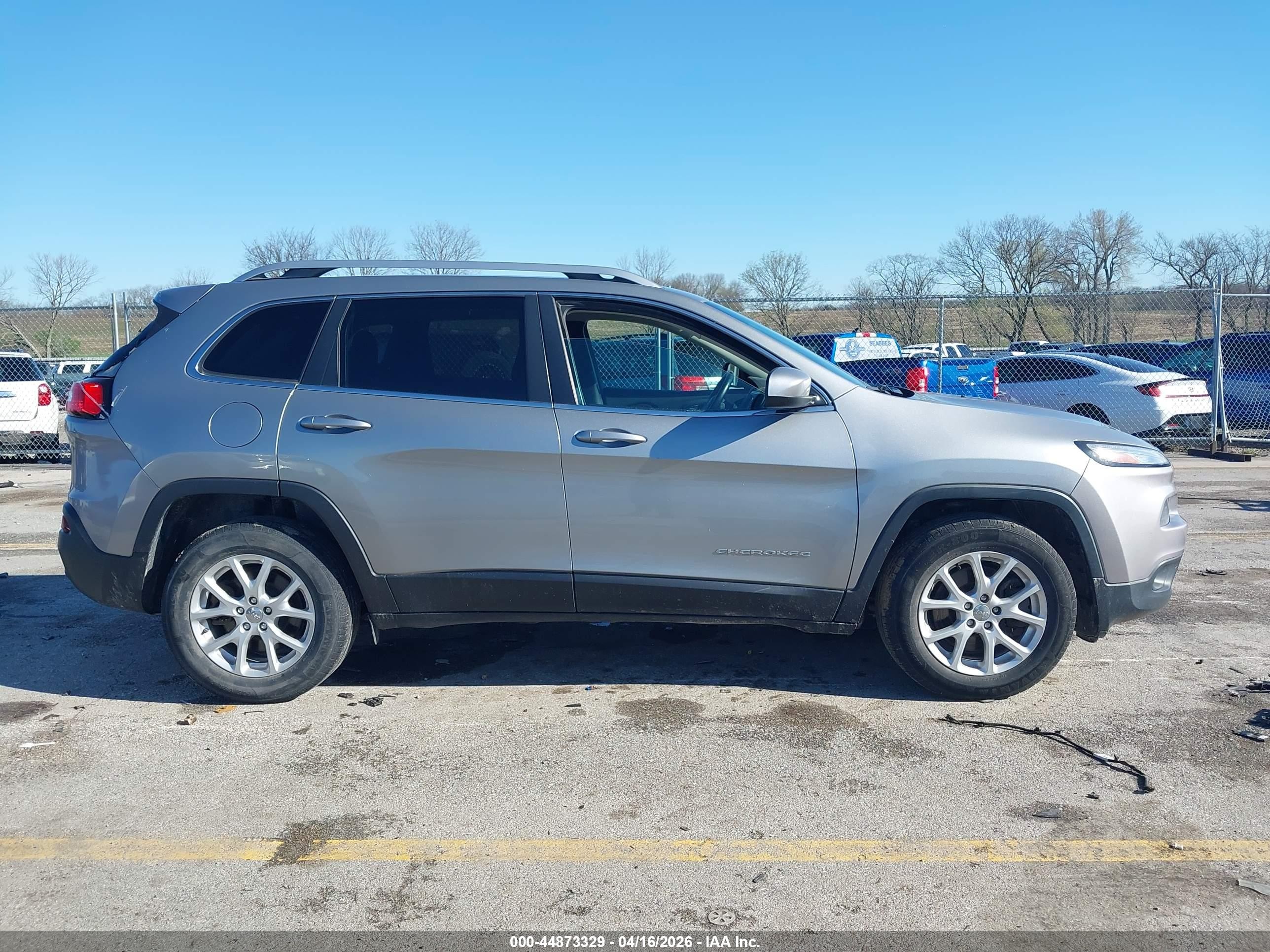 2015 Jeep Cherokee Latitude Silver vin: 1C4PJMCB6FW726354