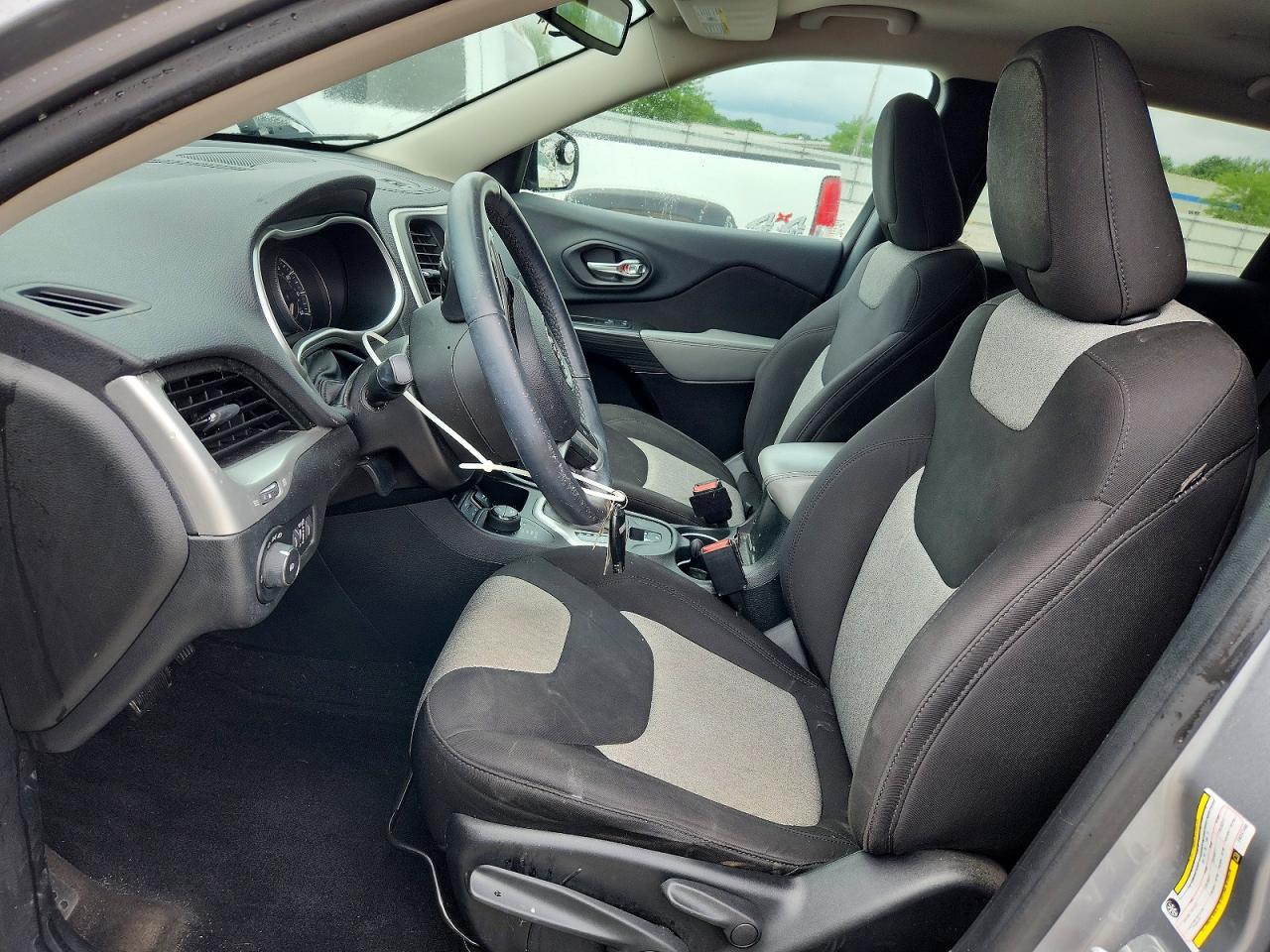 2014 Jeep Cherokee Latitude Silver vin: 1C4PJMCB7EW247469