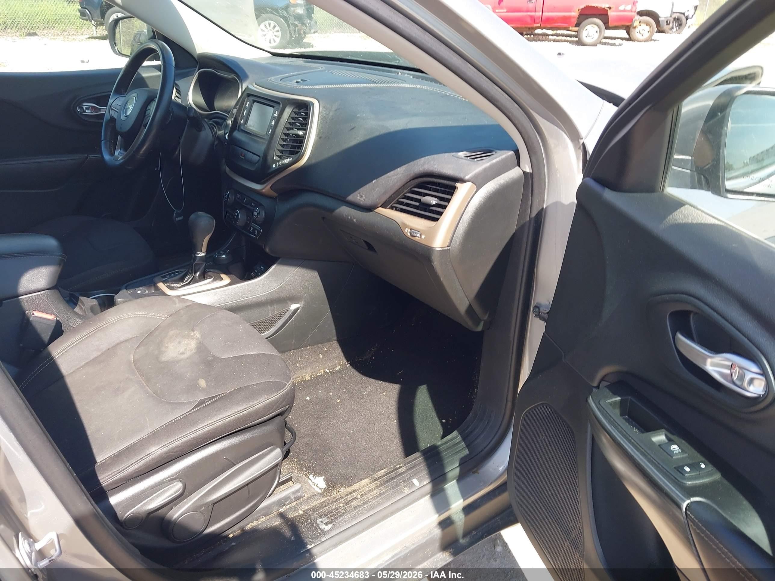 2015 Jeep Cherokee Latitude Silver vin: 1C4PJMCB7FW504552